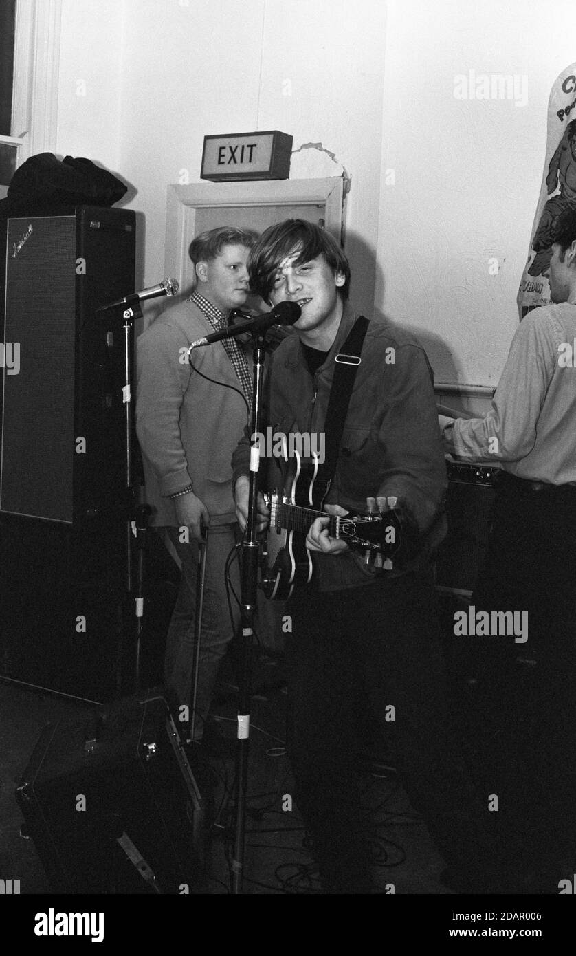 Joe McAlinden, Norman Blake et Raymond McGinley du Boy coiffeurs jouant un concert au Horse and Groom pub à Bedford, le 17 octobre 1987. Banque D'Images