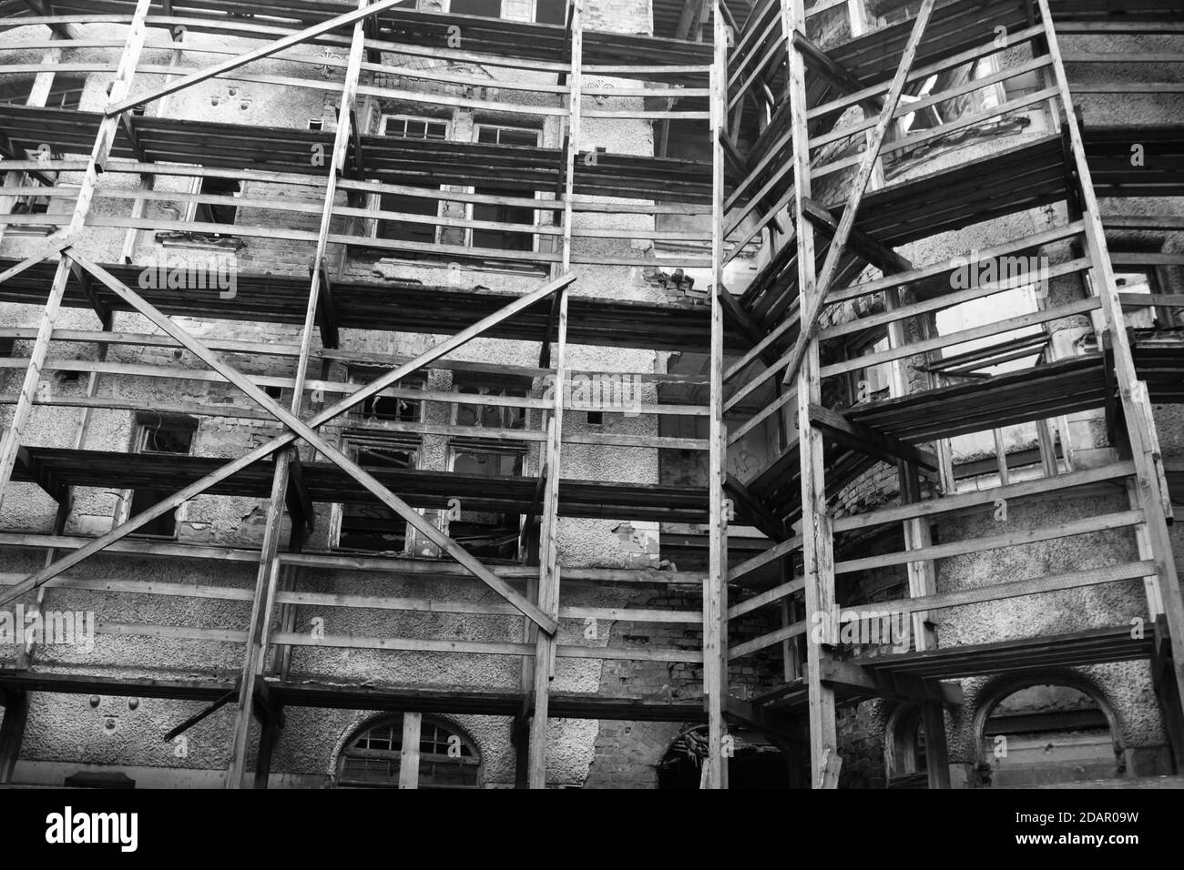 ancien bâtiment résidentiel en ruines. logement d'urgence Banque D'Images