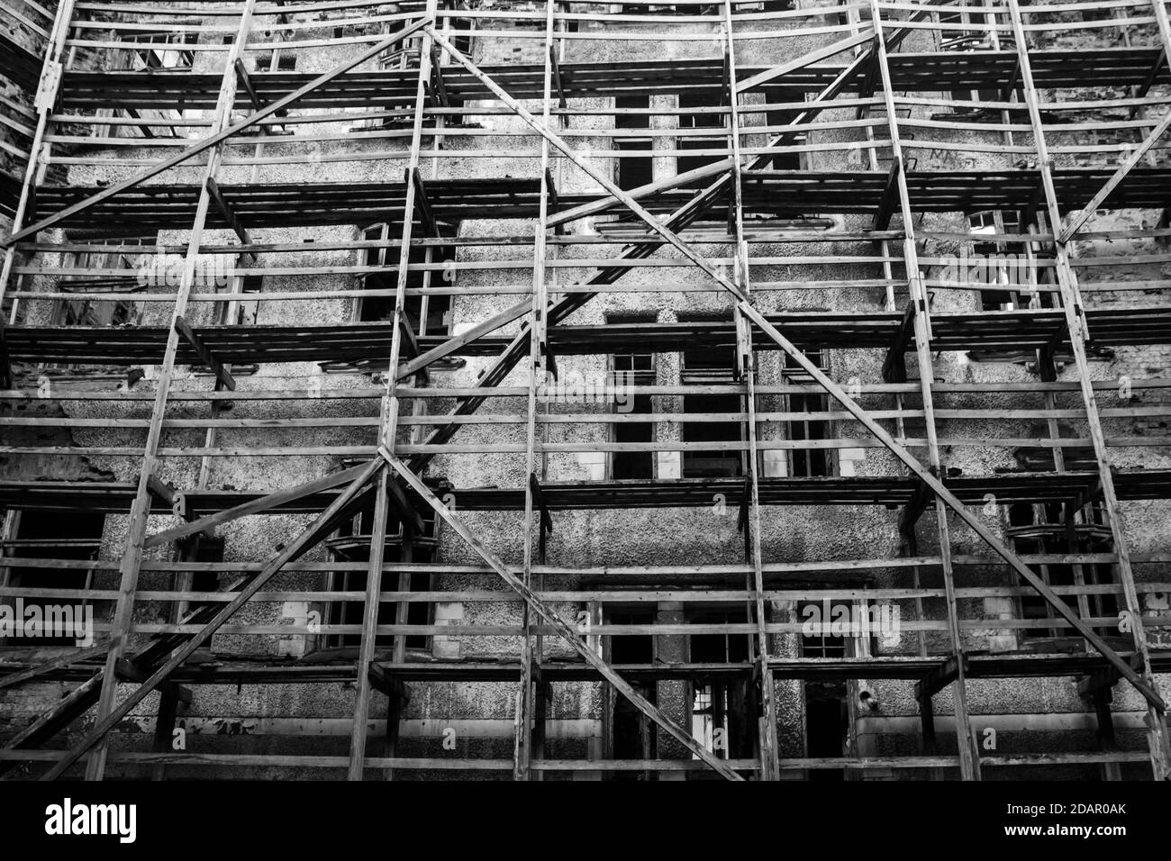 ancien bâtiment résidentiel en ruines. logement d'urgence Banque D'Images