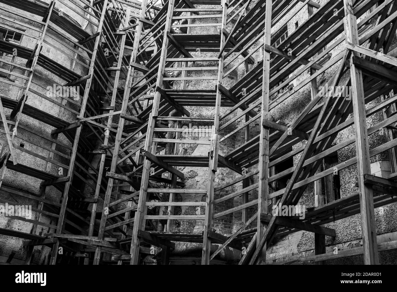 ancien bâtiment résidentiel en ruines. logement d'urgence Banque D'Images