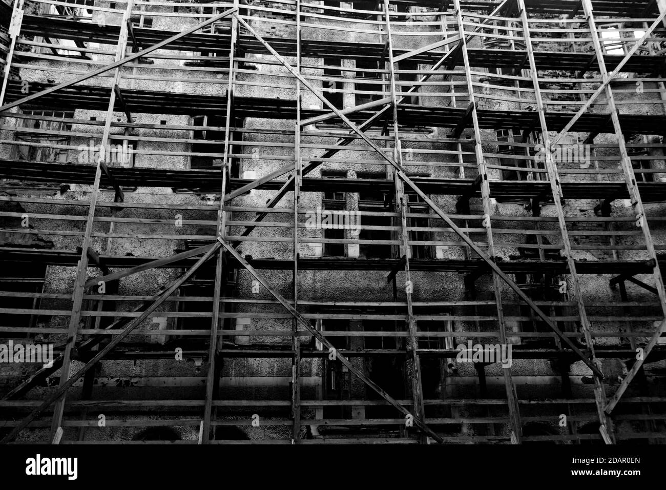 ancien bâtiment résidentiel en ruines. logement d'urgence Banque D'Images