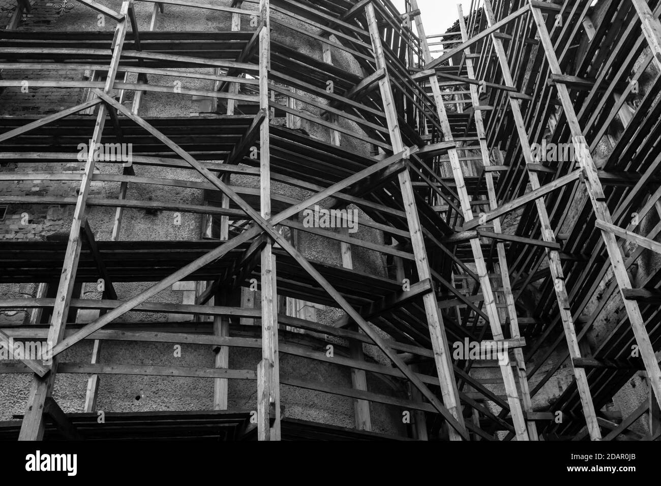 ancien bâtiment résidentiel en ruines. logement d'urgence Banque D'Images