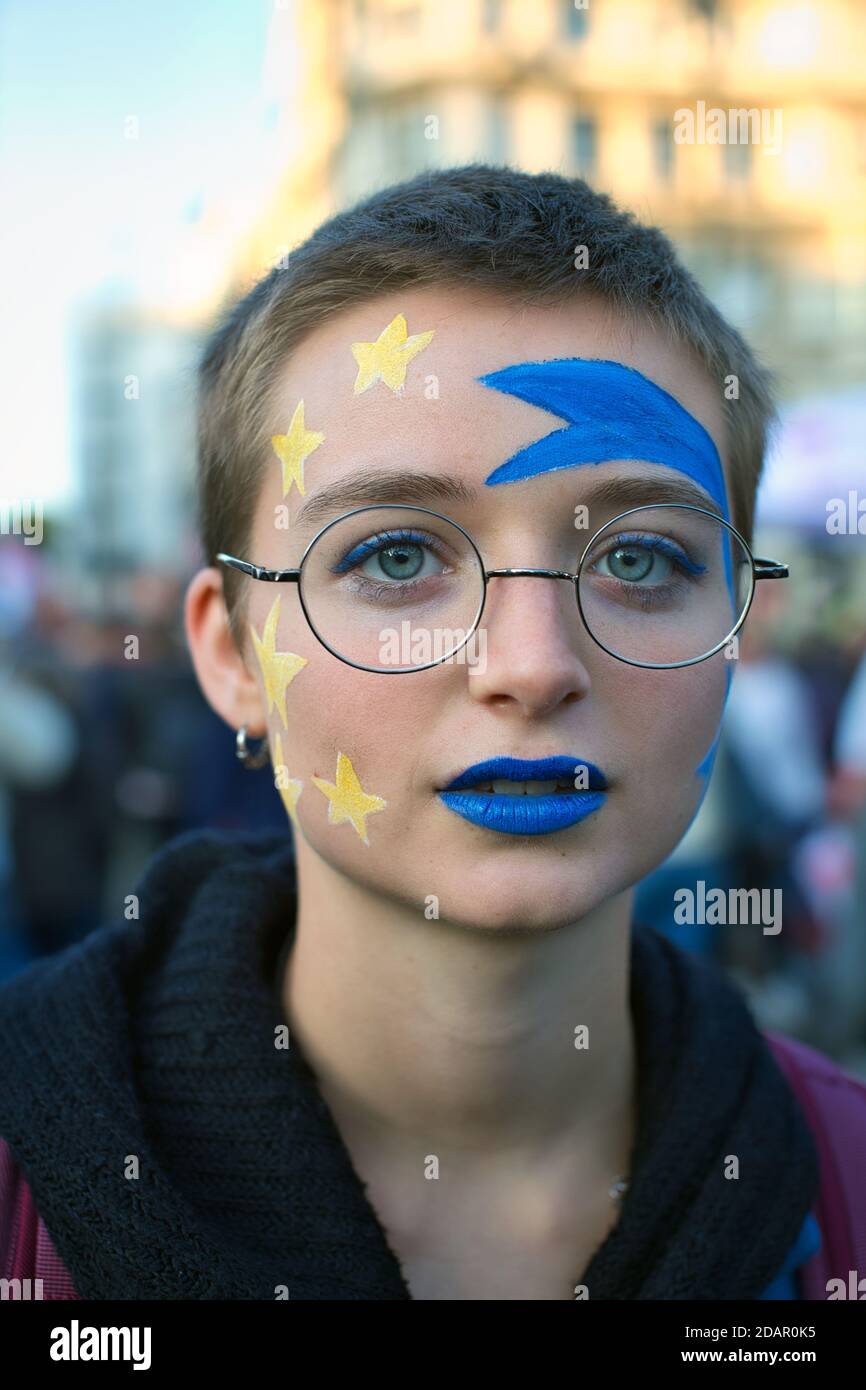 Une jeune fille au drapeau de l’europe qui se parait contre le Brexit pour protéger son avenir. Vote du peuple mars le 2019 octobre à Londres, Royaume-Uni Banque D'Images