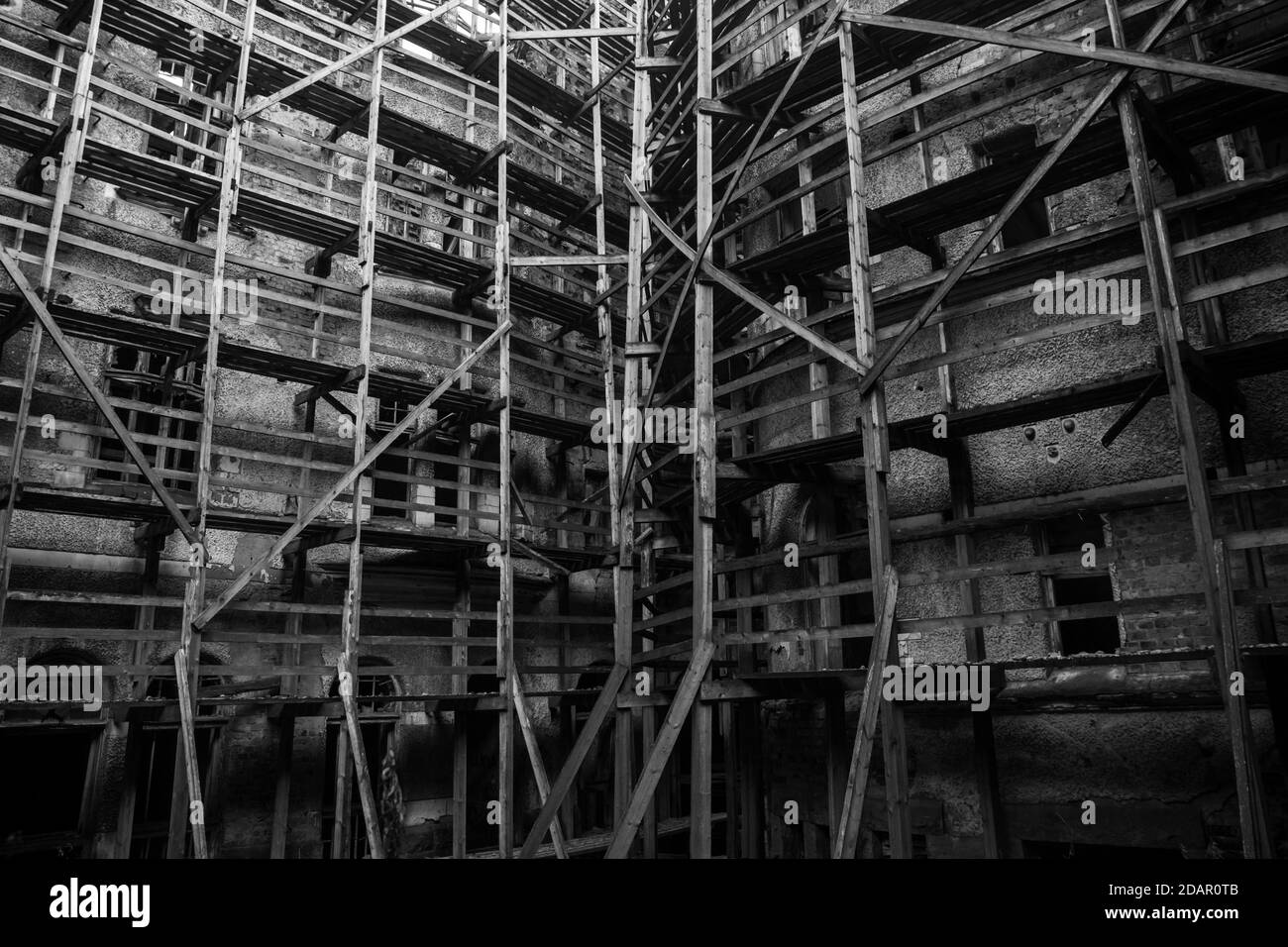 ancien bâtiment résidentiel en ruines. logement d'urgence Banque D'Images