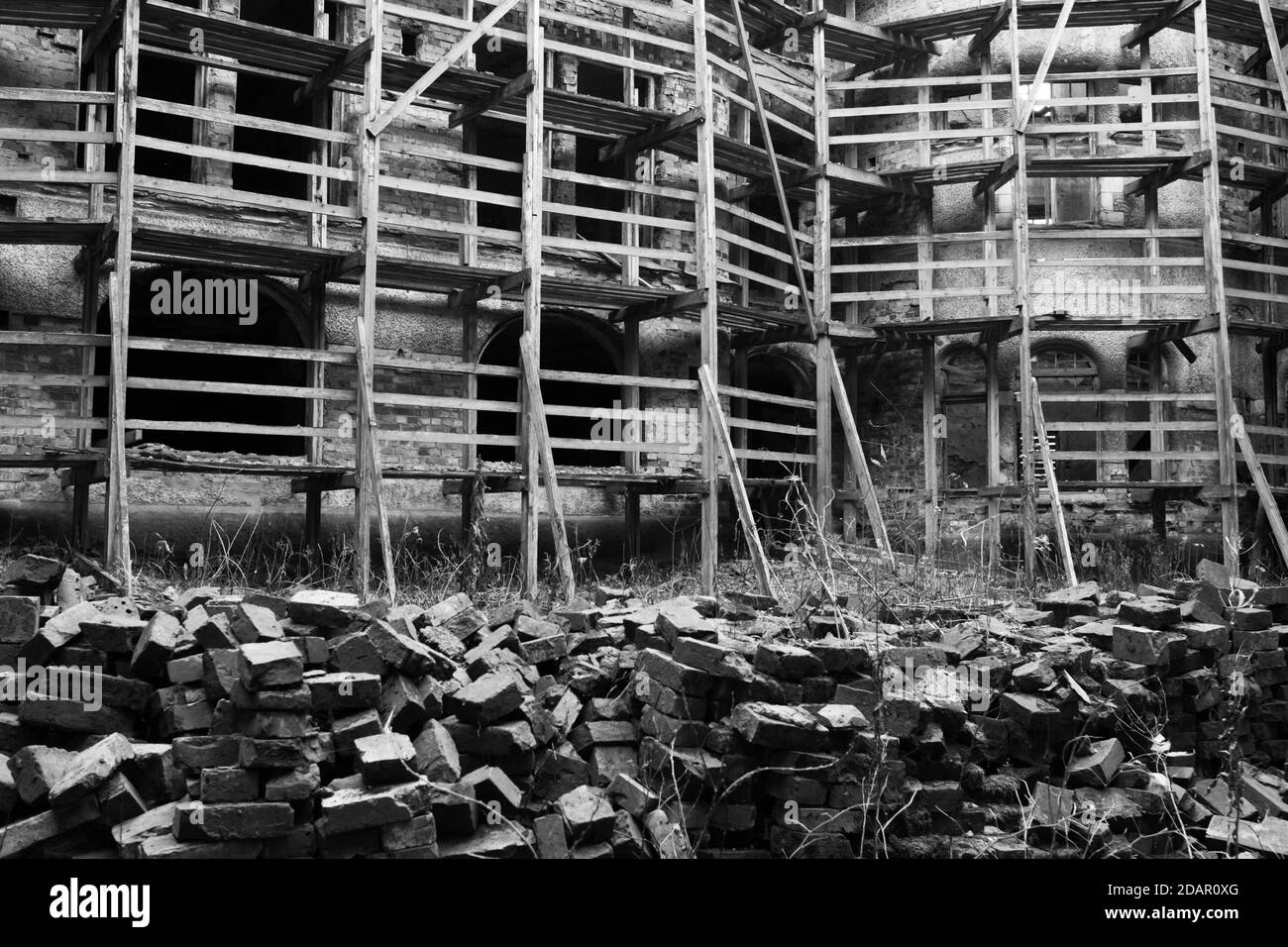ancien bâtiment résidentiel en ruines. logement d'urgence Banque D'Images