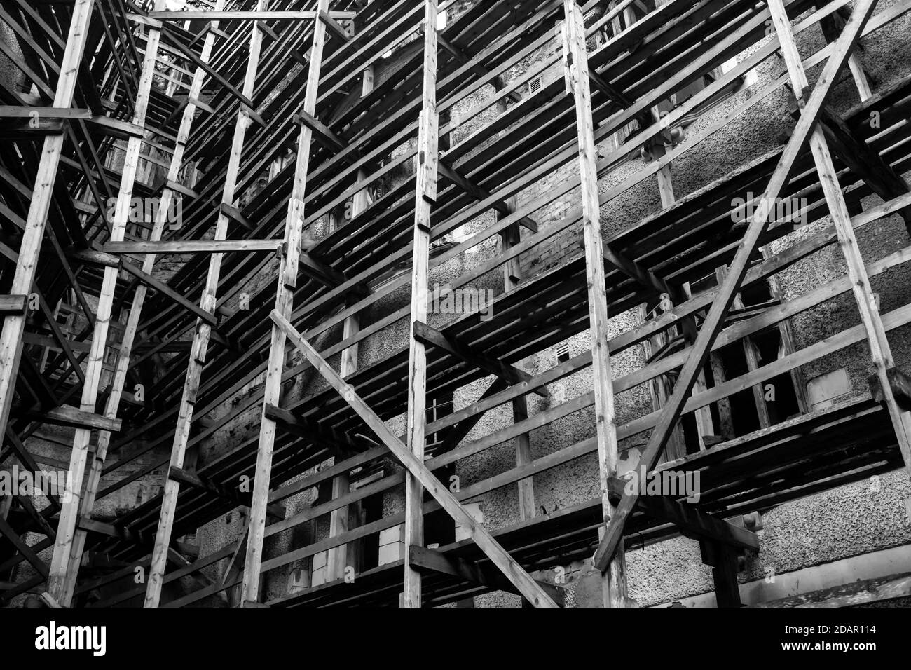 ancien bâtiment résidentiel en ruines. logement d'urgence Banque D'Images