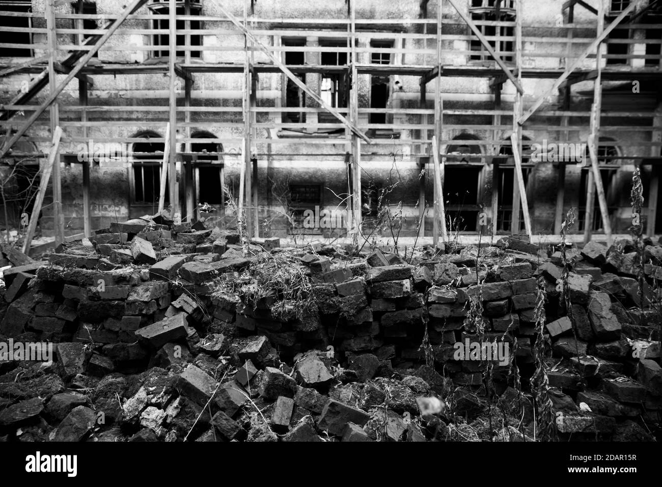 ancien bâtiment résidentiel en ruines. logement d'urgence Banque D'Images