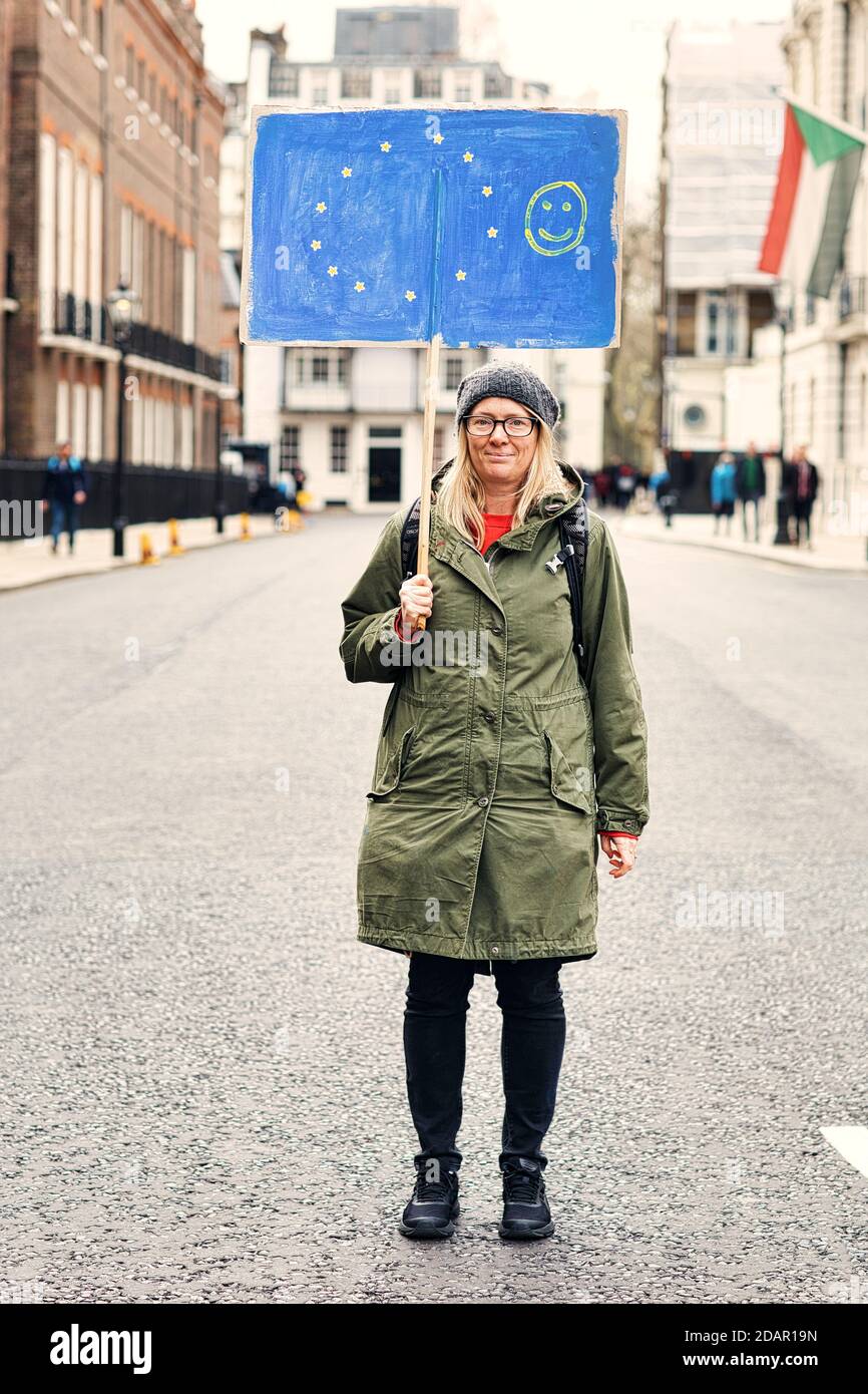 LONDRES, Royaume-Uni - UN manifestant contre le brexit tient un écriteau lors de la manifestation contre le Brexit le 23 mars 2019 à Londres. Banque D'Images