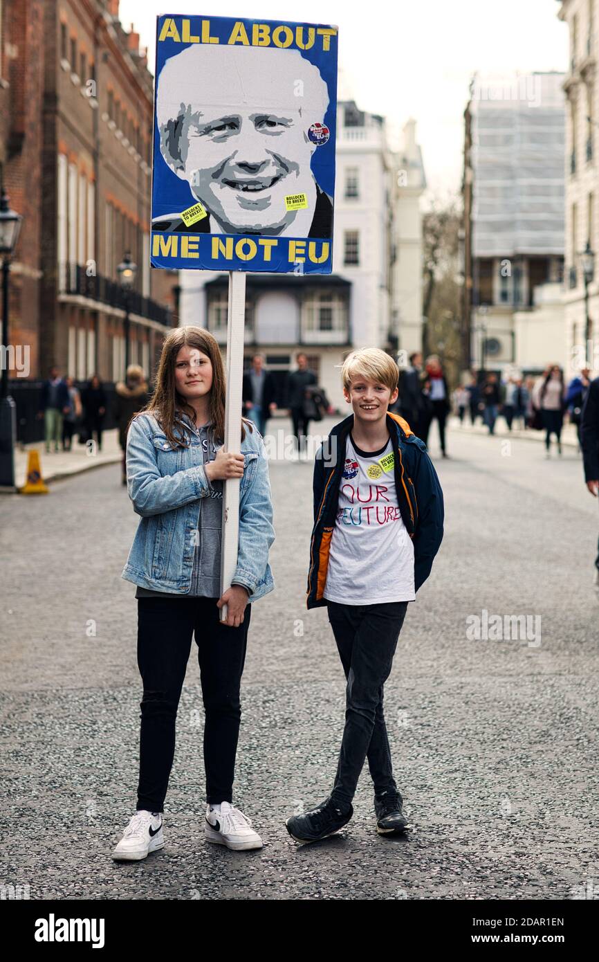 LONDRES, Royaume-Uni - deux jeunes manifestants anti-brexit tiennent un écriteau anti-Boris Johnson lors de la manifestation anti-Brexit le 23 mars 2019 à Londres. Banque D'Images