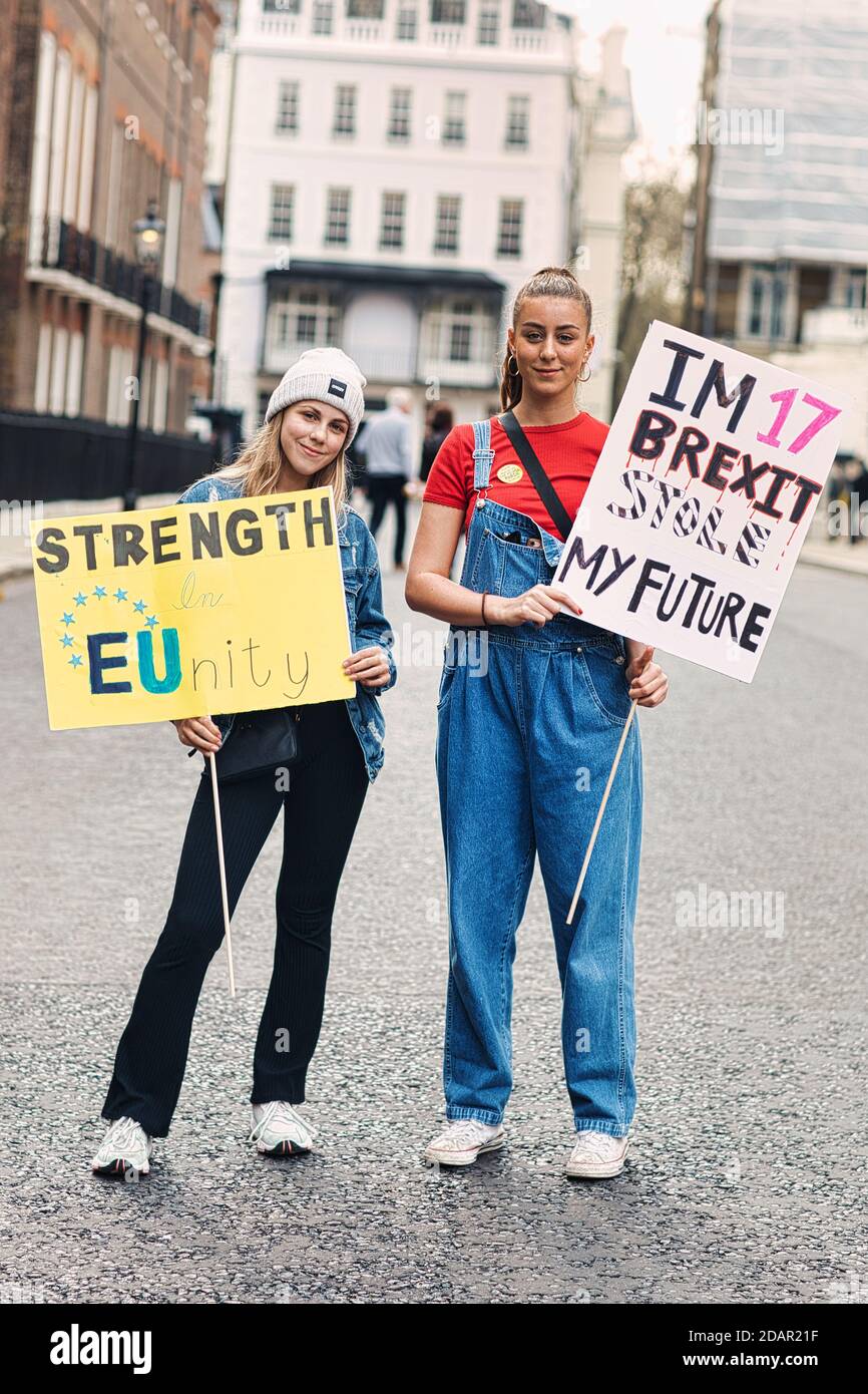 LONDRES, Royaume-Uni - deux adolescents et manifestants anti-brexit tiennent un écriteau lors de la manifestation anti-Brexit le 23 mars 2019 à Londres. Banque D'Images