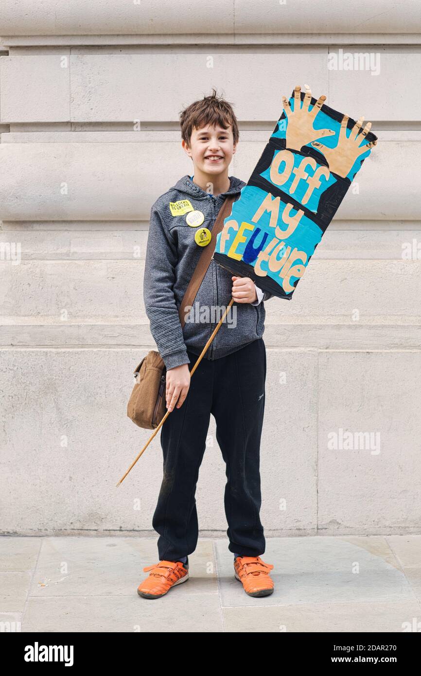 LONDRES, Royaume-Uni - UN jeune manifestant contre le brexit tient un écriteau lors de la manifestation contre le Brexit le 23 mars 2019 à Londres. Banque D'Images