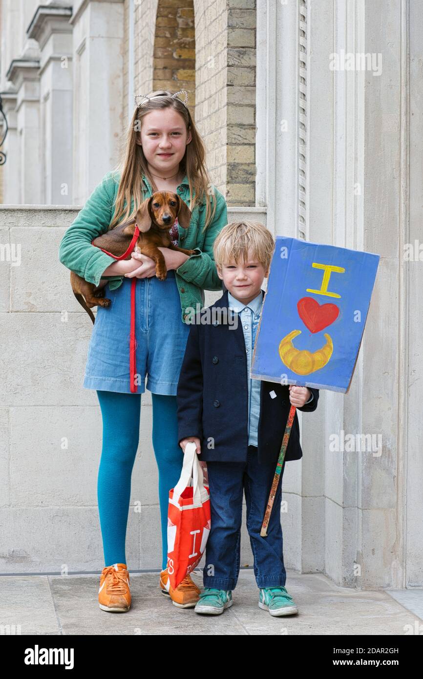 LONDRES, Royaume-Uni - des manifestants anti-brexit tiennent un écriteau lors de la manifestation anti-Brexit le 23 mars 2019 à Londres. Banque D'Images