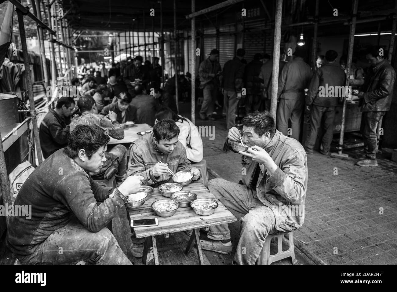 Employé qui a déjeuné dans une impasse dans un marché du centre de Chongqing, à partir de son salaire, il ne peut acheter que les morceaux de viande bon marché, Chongqing, Chine Banque D'Images