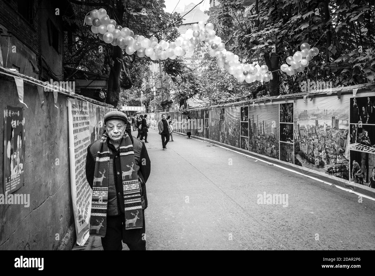 Scène de rue dans un quartier de la vieille ville de Chongqing. Photos des nouvelles habitations dans lesquelles les gens doivent être réinstallés. Ces districts le sont Banque D'Images