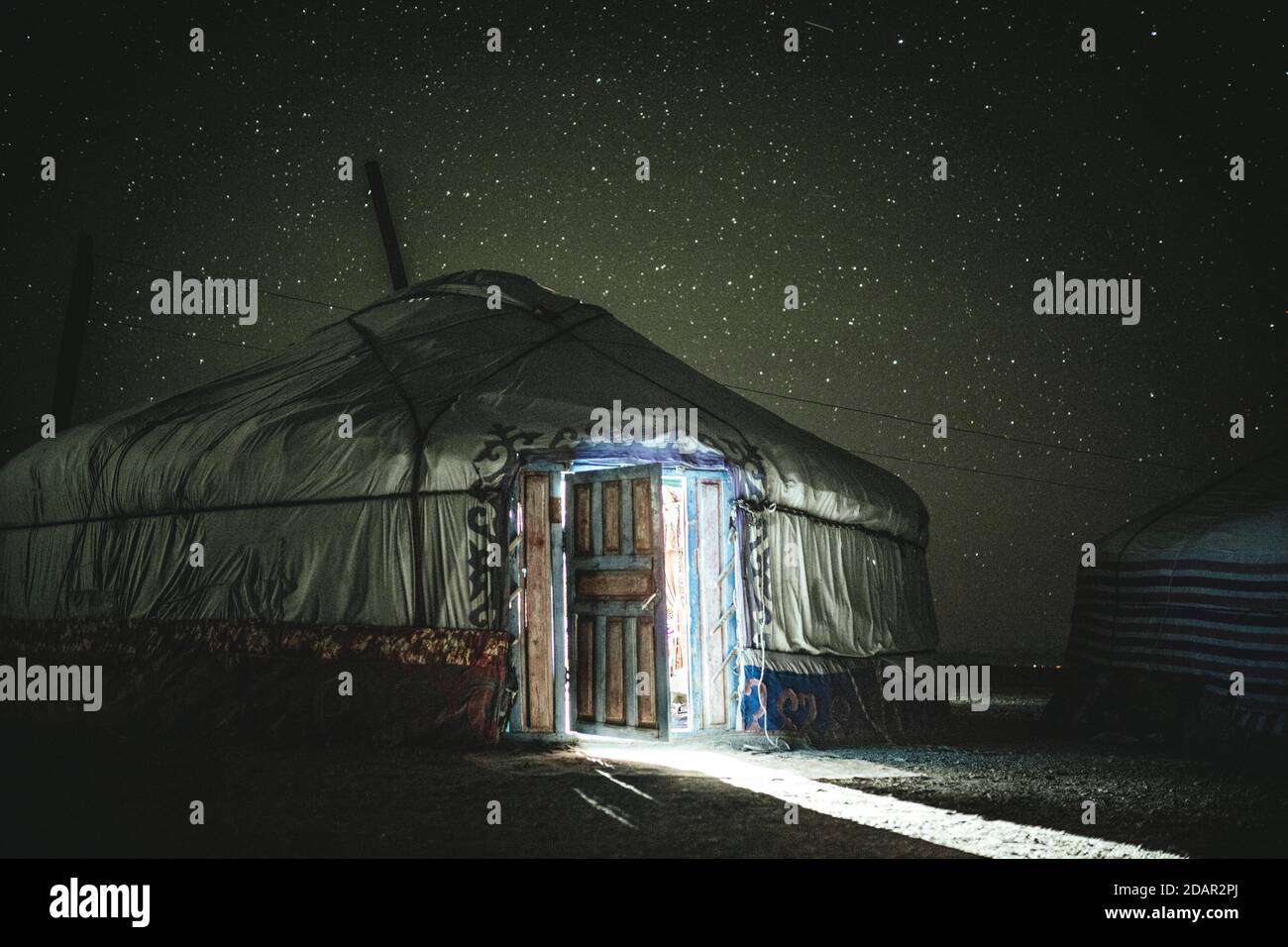 Yourte de chasseur d'aigle Bashakhan SPAI la nuit, ciel étoilé au-dessus de Kisil Char, Olgii, Mongolie Banque D'Images