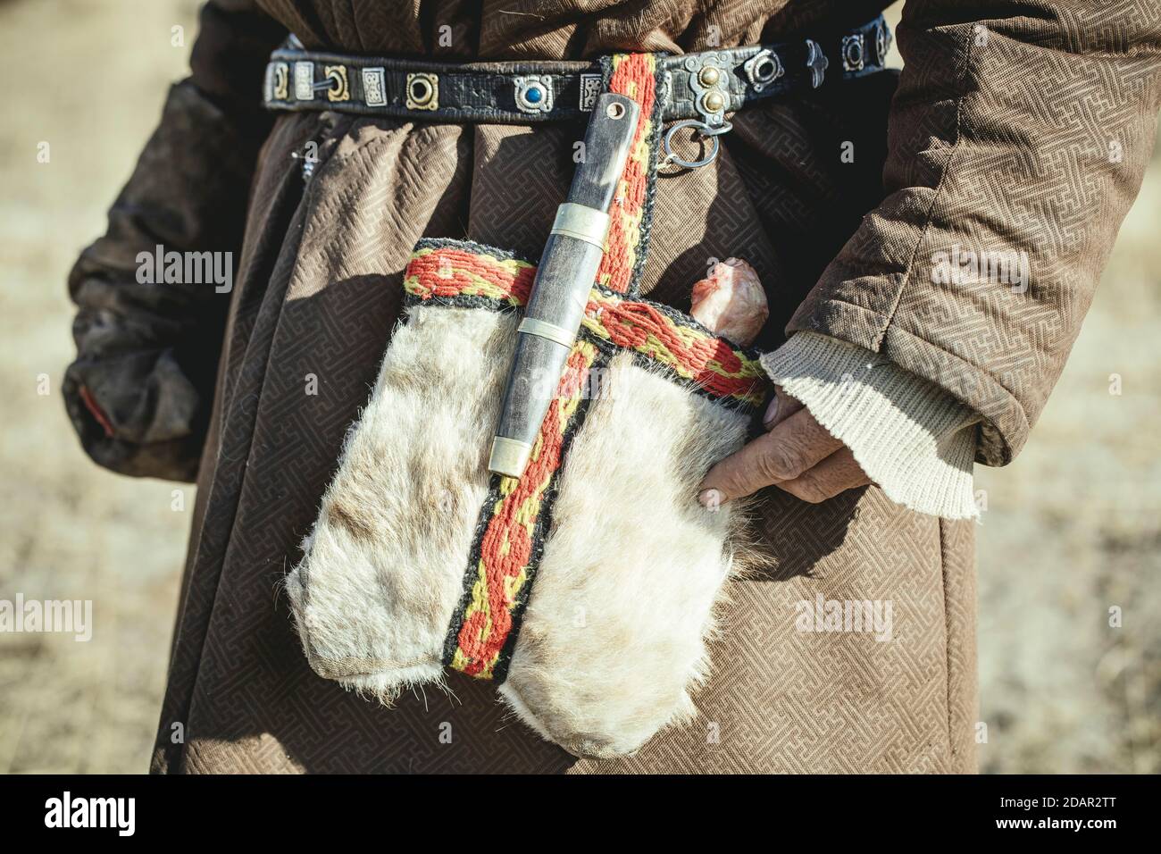 Ustensiles de chasse par le chasseur d'aigle Bashakhan SPAI, sac de fourrure, couteau kazakh, os pour courber l'aigle, Kisil Char, Olgii, Mongolie Banque D'Images