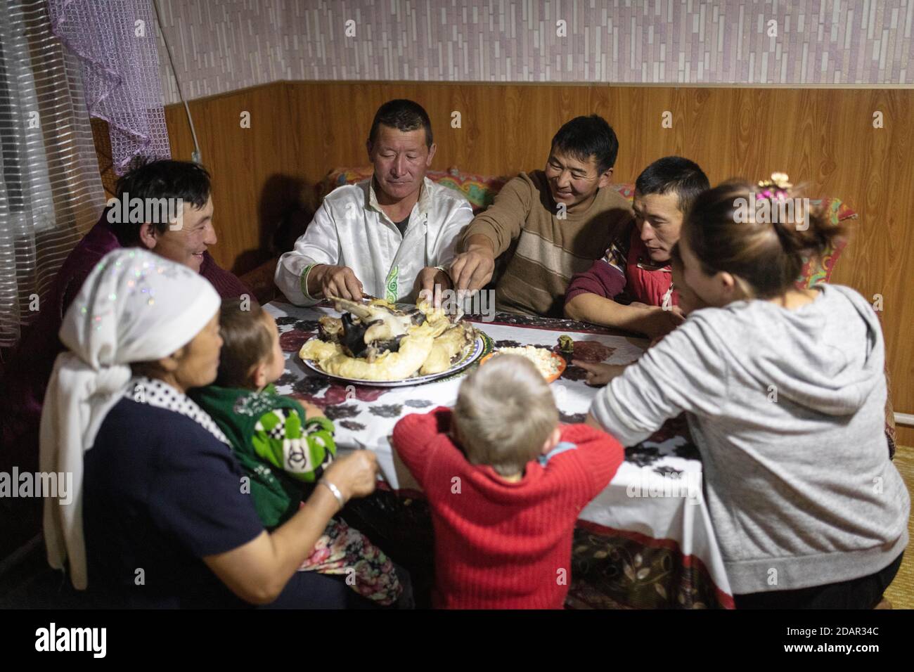 SPAI Bashakhan, chef d'une famille nomade dans les montagnes de l'Altaï, dîner ensemble dans les quartiers d'hiver, province d'Olgii, Mongolie Banque D'Images