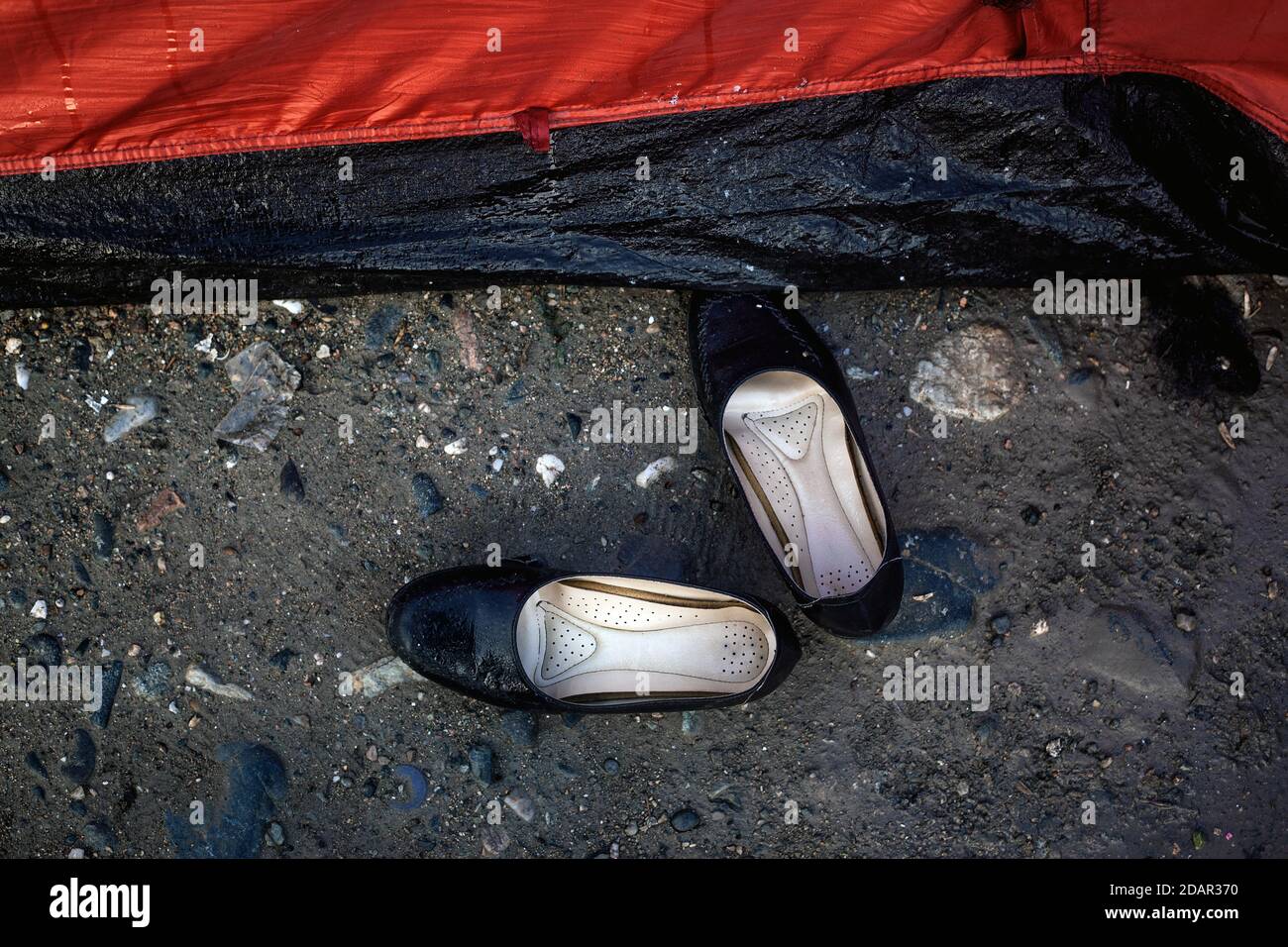 Chaussures pour filles devant une tente, chaussures de réfugiés, camp d'Idomeni, Grèce Banque D'Images