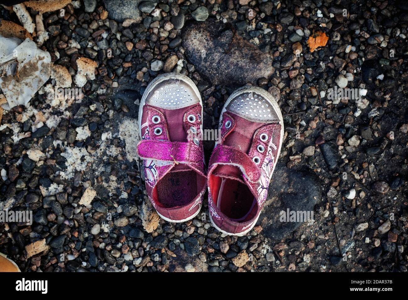 Chaussures pour filles devant une tente, chaussures de réfugiés, camp d'Idomeni, Grèce Banque D'Images