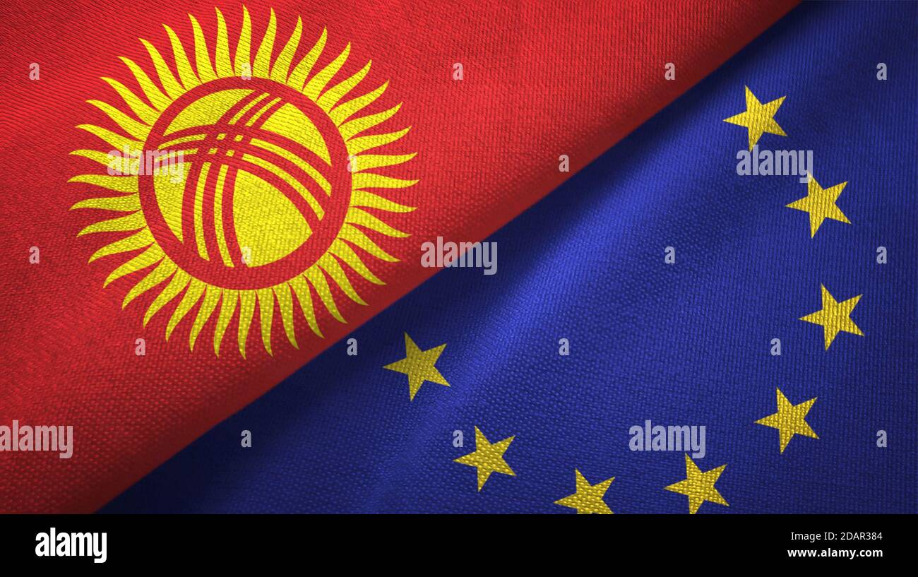 Kirghizistan et Union européenne deux drapeaux tissu textile, texture textile Banque D'Images