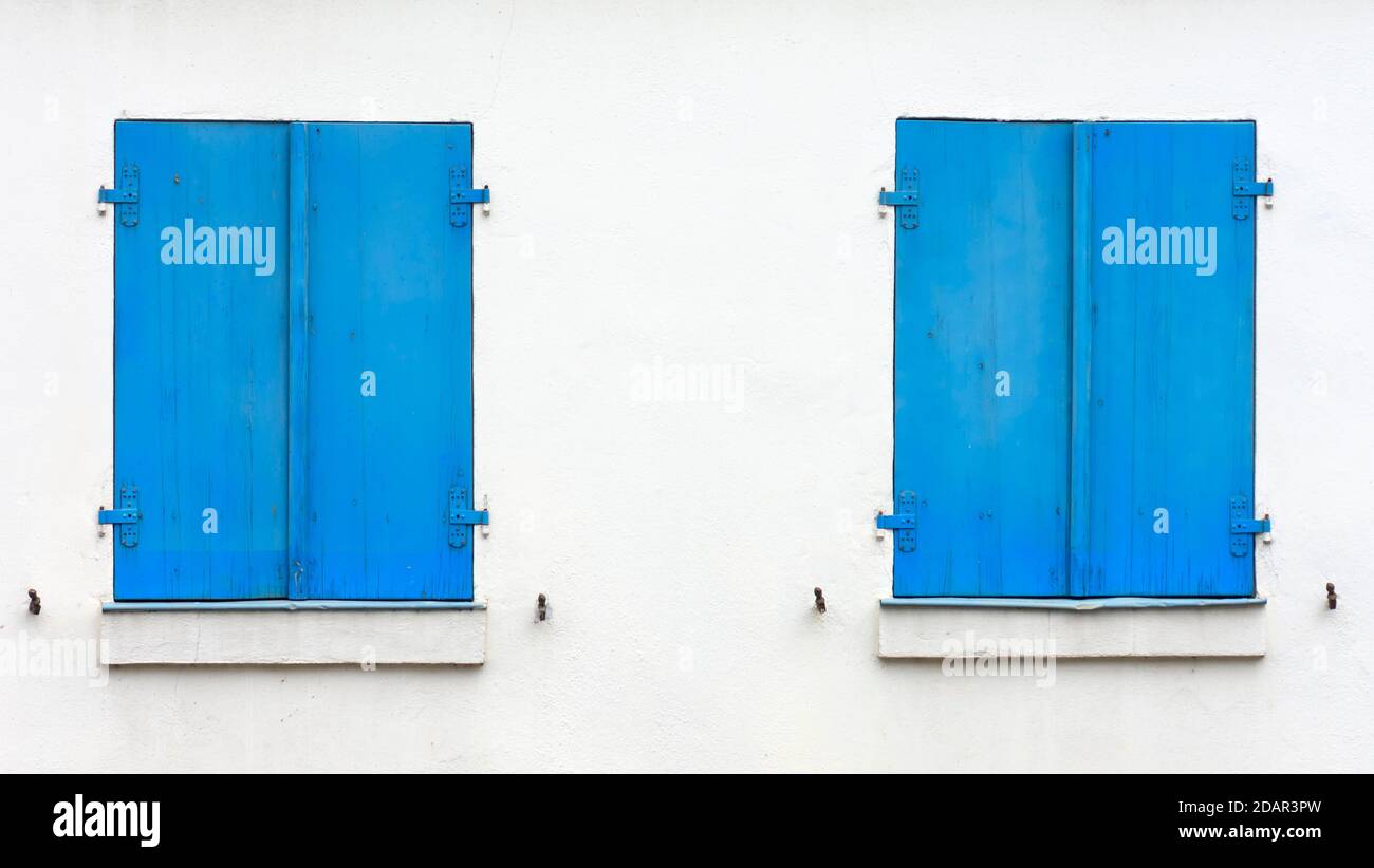 Volets bleus sur maison blanche, Bavière, Allemagne Banque D'Images