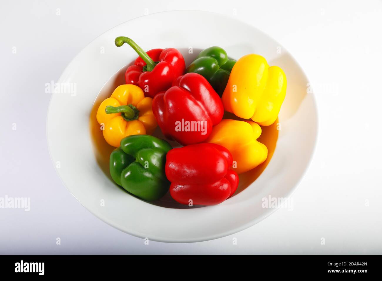Poivrons rouges, jaunes et verts (Capsicum annuum), légumes, enregistrement studio, Allemagne Banque D'Images