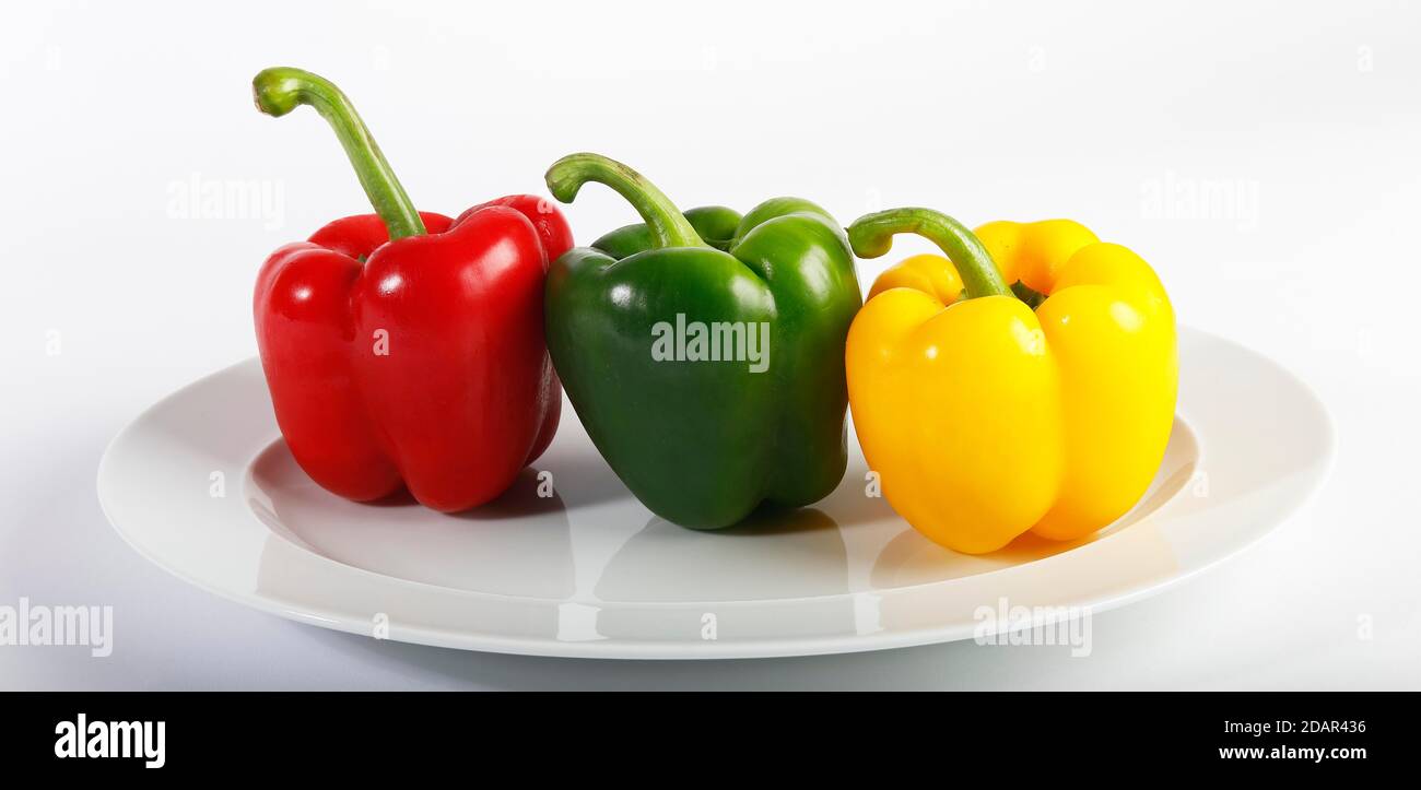 Poivrons rouges, jaunes et verts (Capsicum annuum), légumes, enregistrement studio, Allemagne Banque D'Images