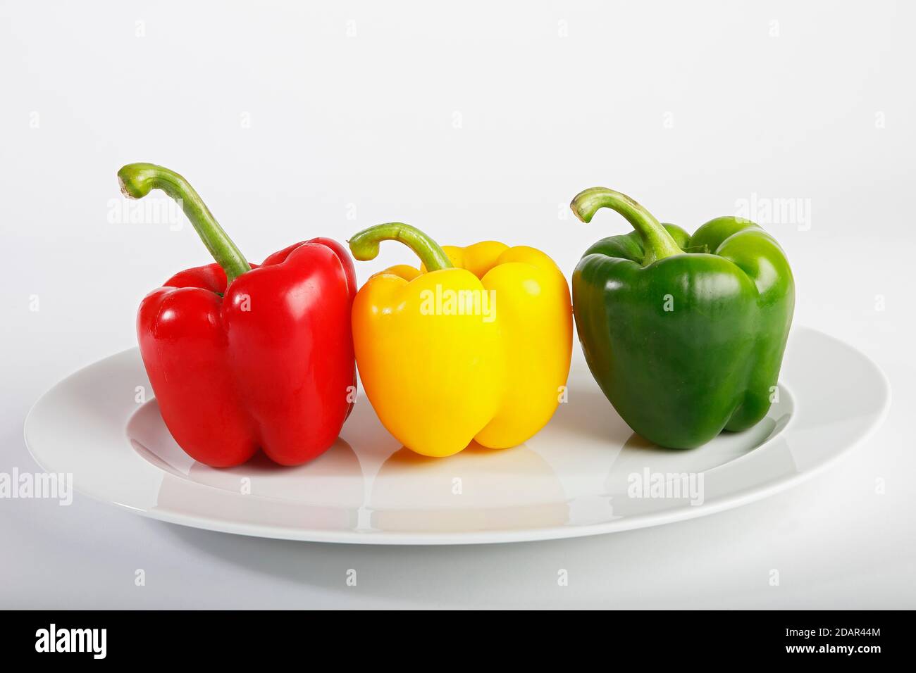 Poivrons rouges, jaunes et verts (Capsicum annuum), légumes, enregistrement studio, Allemagne Banque D'Images