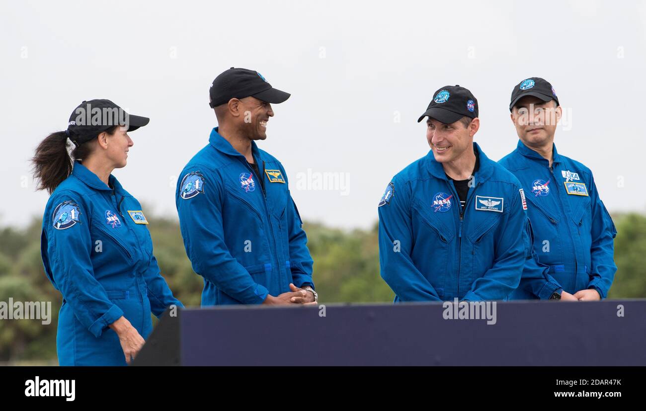 Les astronautes de la NASA sont arrivés à l'installation de lancement et d'atterrissage de l'équipage commercial une mission au Kennedy Space Center le 8 novembre 2020 à Cape Canaveral, en Floride. De gauche à droite se trouvent Shannon Walker, Victor Glover, Mike Hopkins et l'astronaute JAXA Soichi Noguchi. Banque D'Images