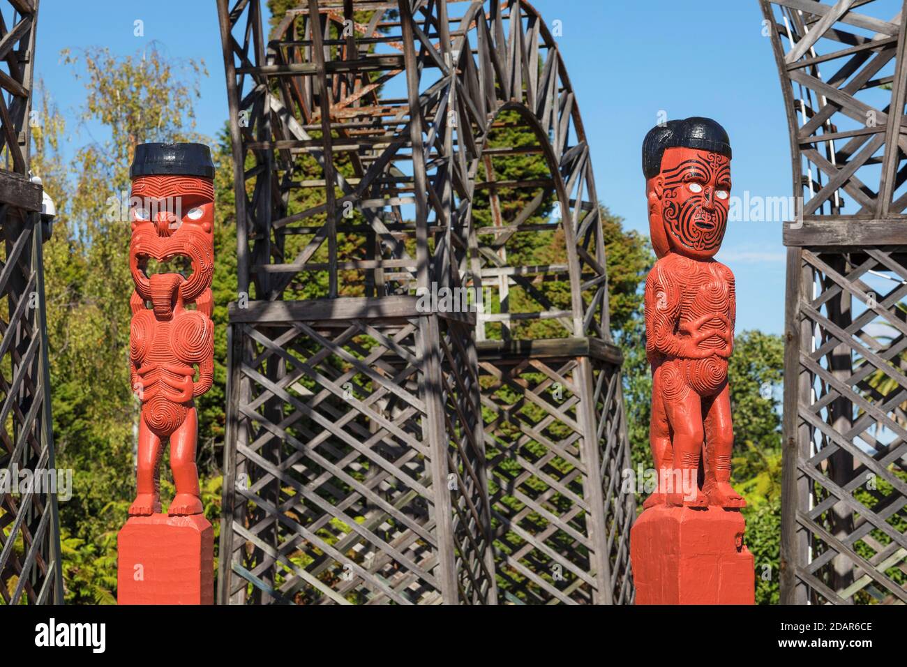 Figurines en bois maori dans Government Garden, Océanie, Rotorua, Bay of Plenty, Île du Nord, Nouvelle-Zélande Banque D'Images