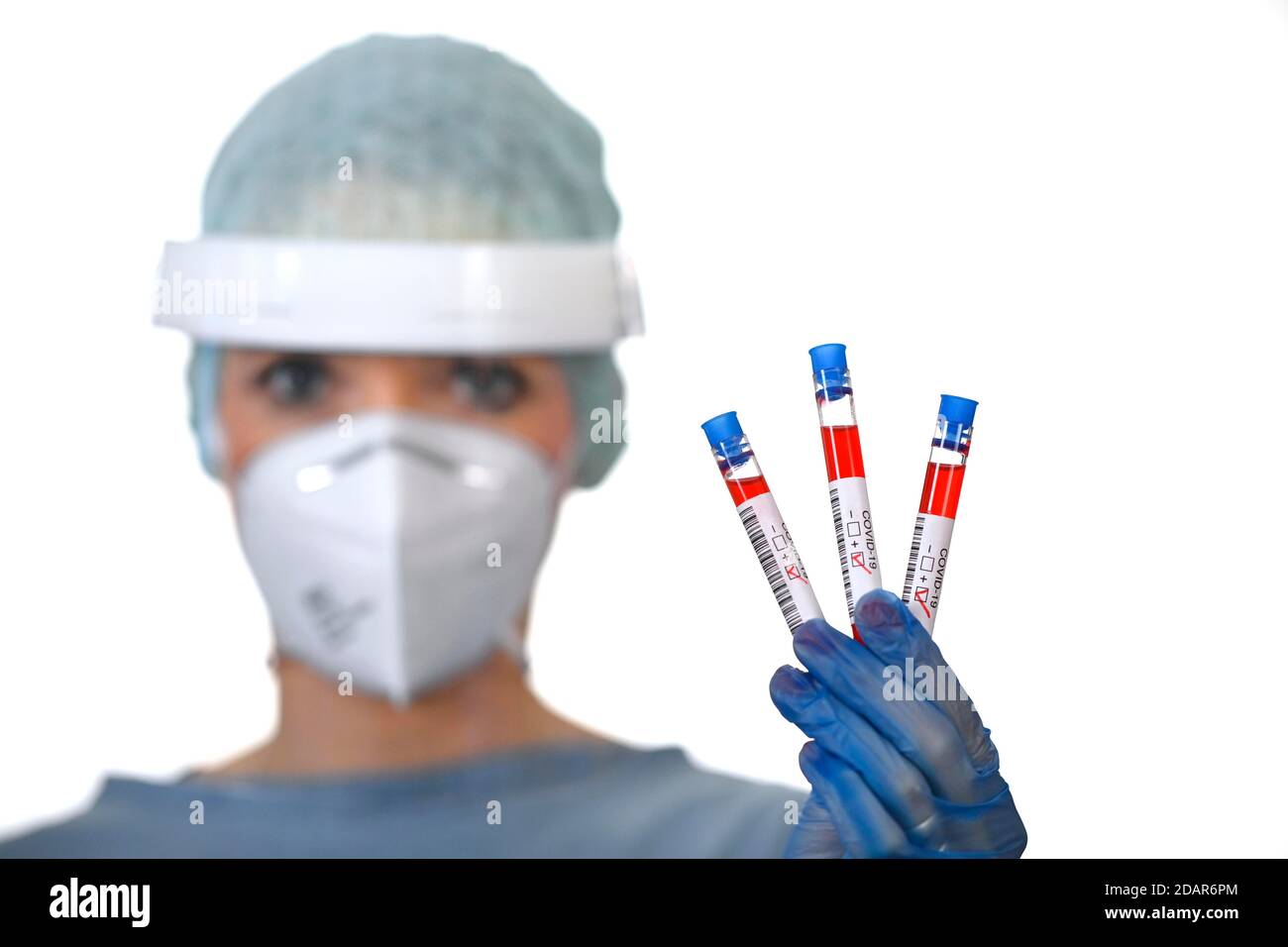 Résultat positif du test, personnel médical utilisant la RT-PCR, réaction en chaîne de la polymérase transcriptase inverse en temps réel, test de corona, crise de corona Banque D'Images