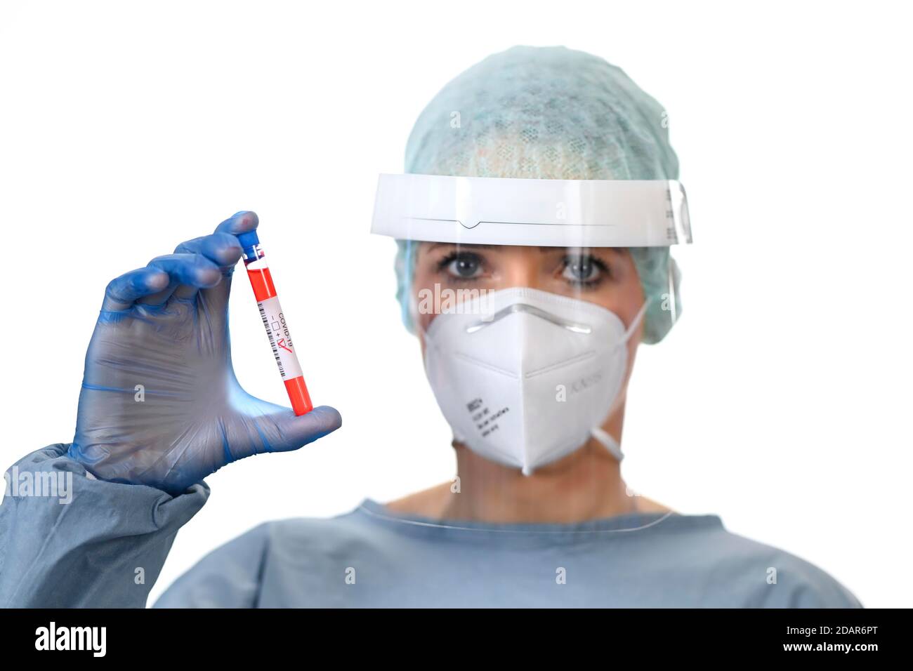 Résultat positif du test, personnel médical utilisant la RT-PCR, réaction en chaîne de la polymérase transcriptase inverse en temps réel, test de corona, crise de corona Banque D'Images