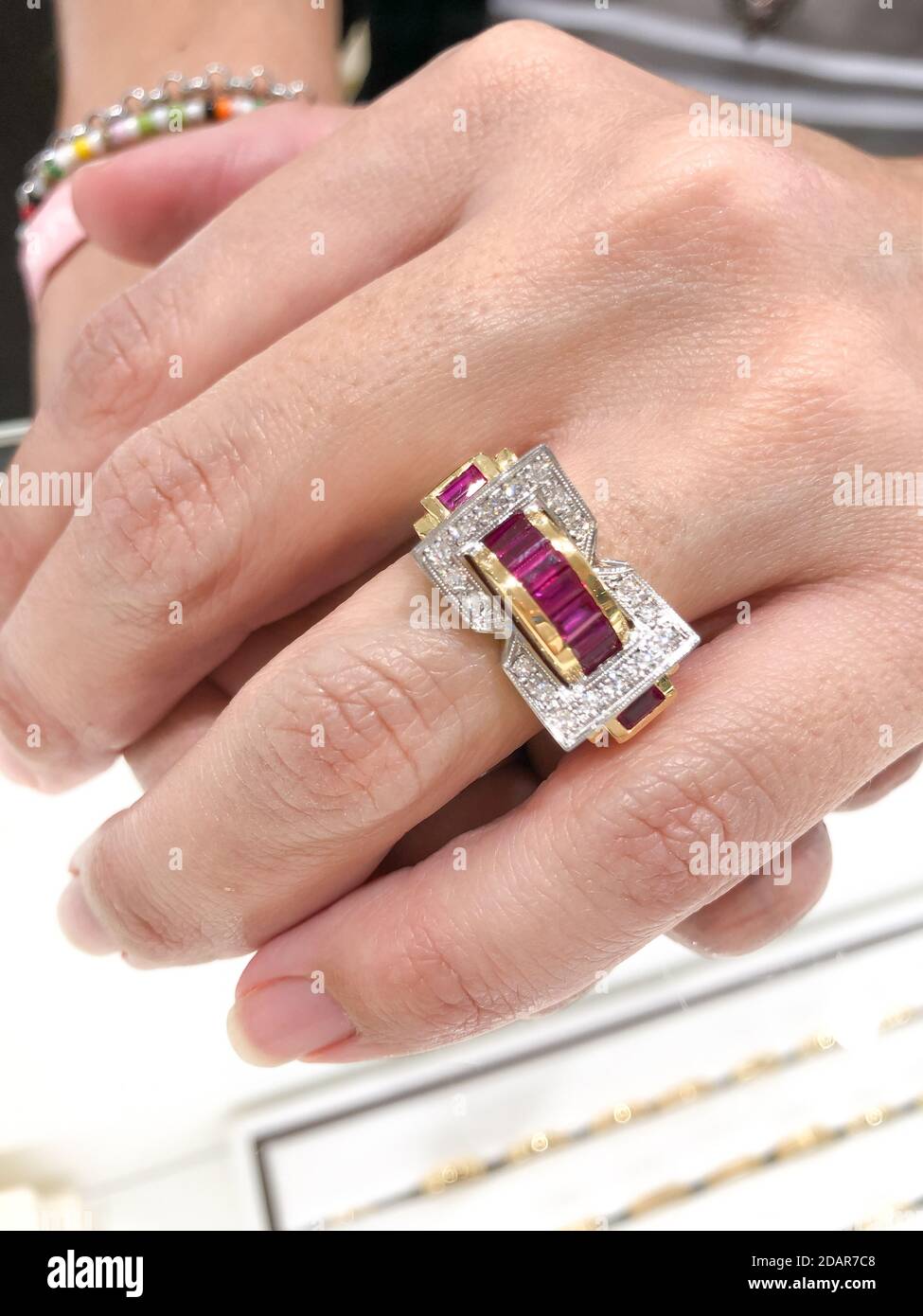 Bague rubis or jaune avec diamants blancs sur jeune femme main avec les  doigts longs élégants gros plan Photo Stock - Alamy