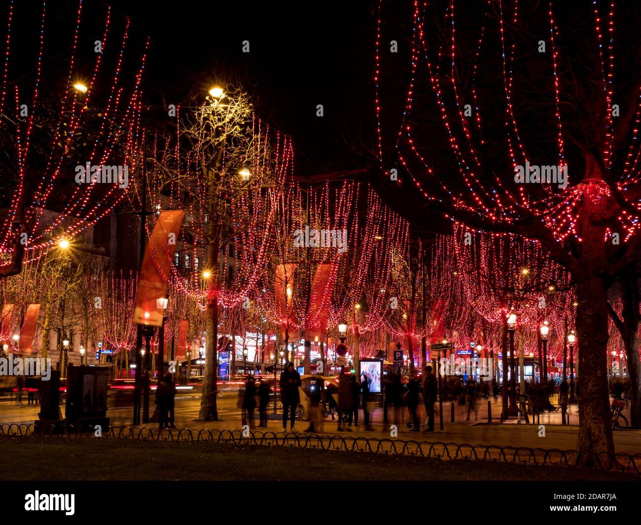 Photo nocturne de l'illumination de Noël de l'avenue des champs-Elysées, Paris, France Banque D'Images