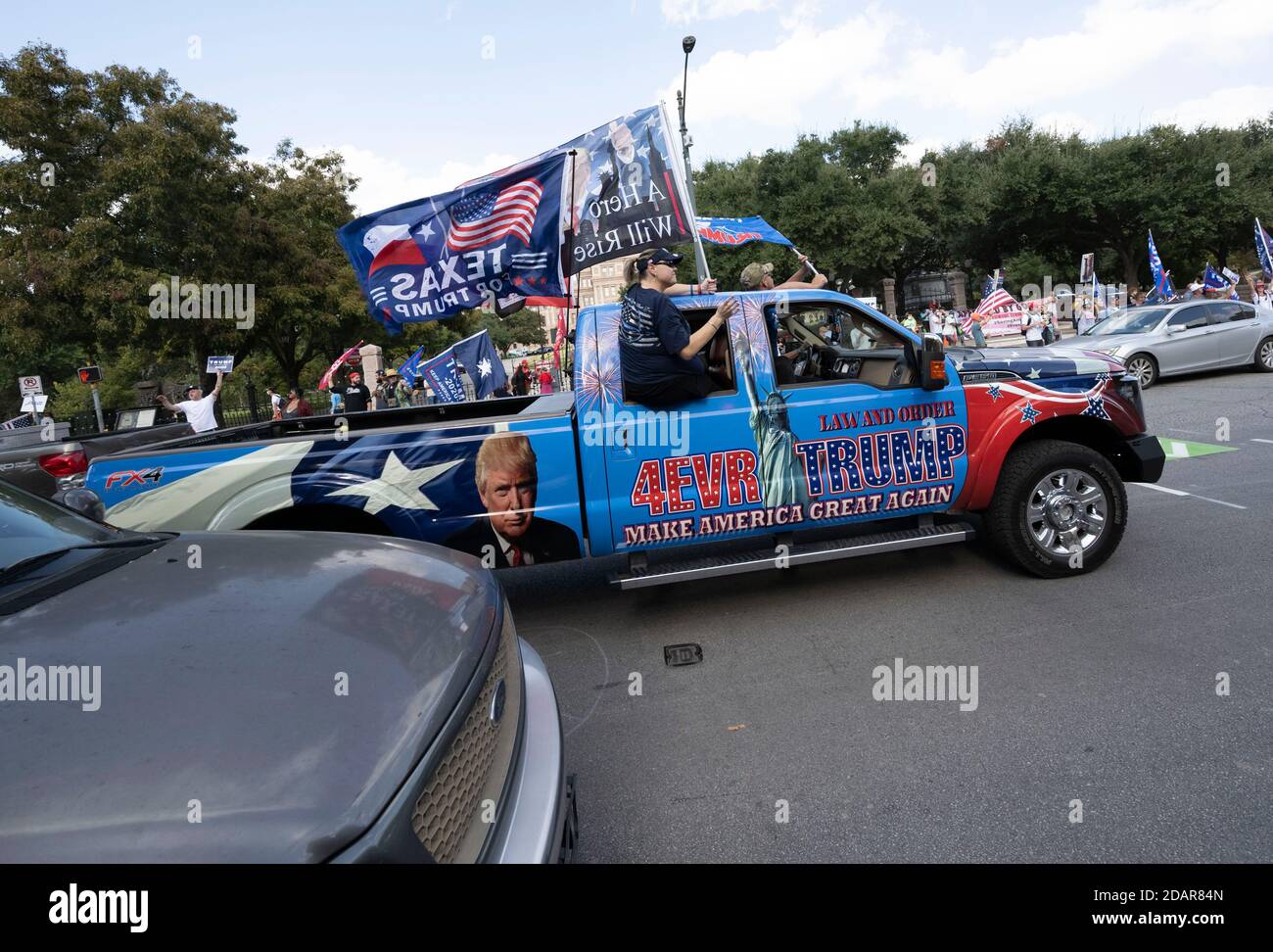 Austin, Texas, États-Unis. 14 novembre 2020. Des centaines de partisans du président Donald Trump se rassemblent entre la résidence du gouverneur et le capitole du Texas, adamant que le président ne doit pas concéder à Joe Biden tant que les cas de fraude électorale ne sont pas examinés et que tous les votes ne sont pas comptés. Jusqu'à présent, aucun cas généralisé de vote illégal n'a surgi près de deux semaines après les élections. Crédit : Bob Daemmrich/ZUMA Wire/Alay Live News Banque D'Images