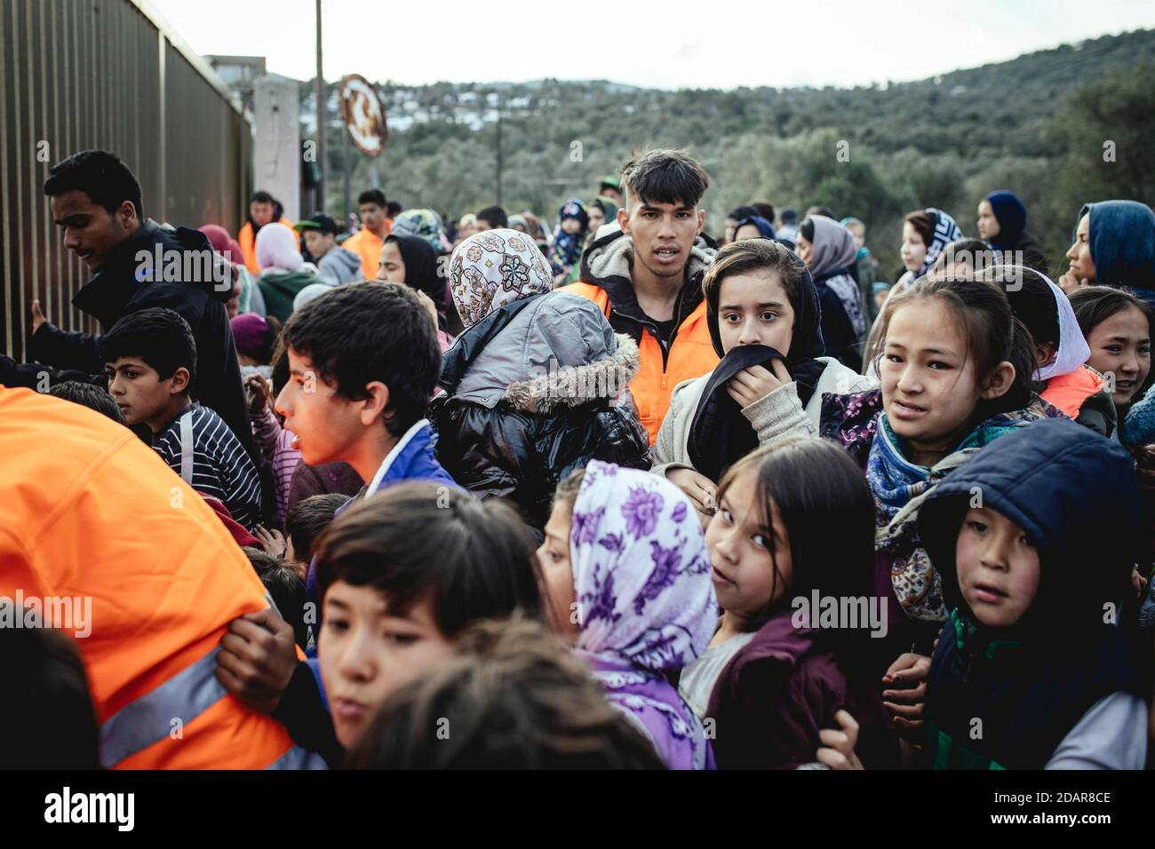 Distribution de lait en poudre et de couches pour les réfugiés à Camp Moria, Lesbos, Grèce Banque D'Images