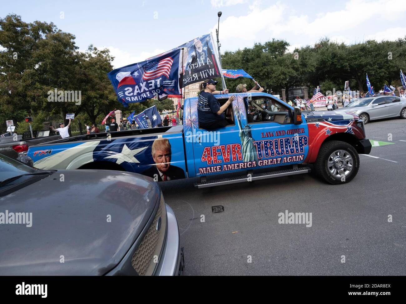 Austin, TX États-Unis 14 novembre 2020 : plusieurs centaines de partisans du président Donald Trump se rassemblent près du capitole du Texas dans le centre-ville d'Austin, adamant que le président ne doit pas concéder l'élection de novembre 3 à Joe Biden tant que les cas de fraude électorale ne sont pas examinés et que tous les votes ne sont pas comptés. Jusqu'à présent, aucun cas généralisé de vote illégal n'a surgi près de deux semaines après les élections. Crédit : Bob Daemmrich/Alay Live News Banque D'Images