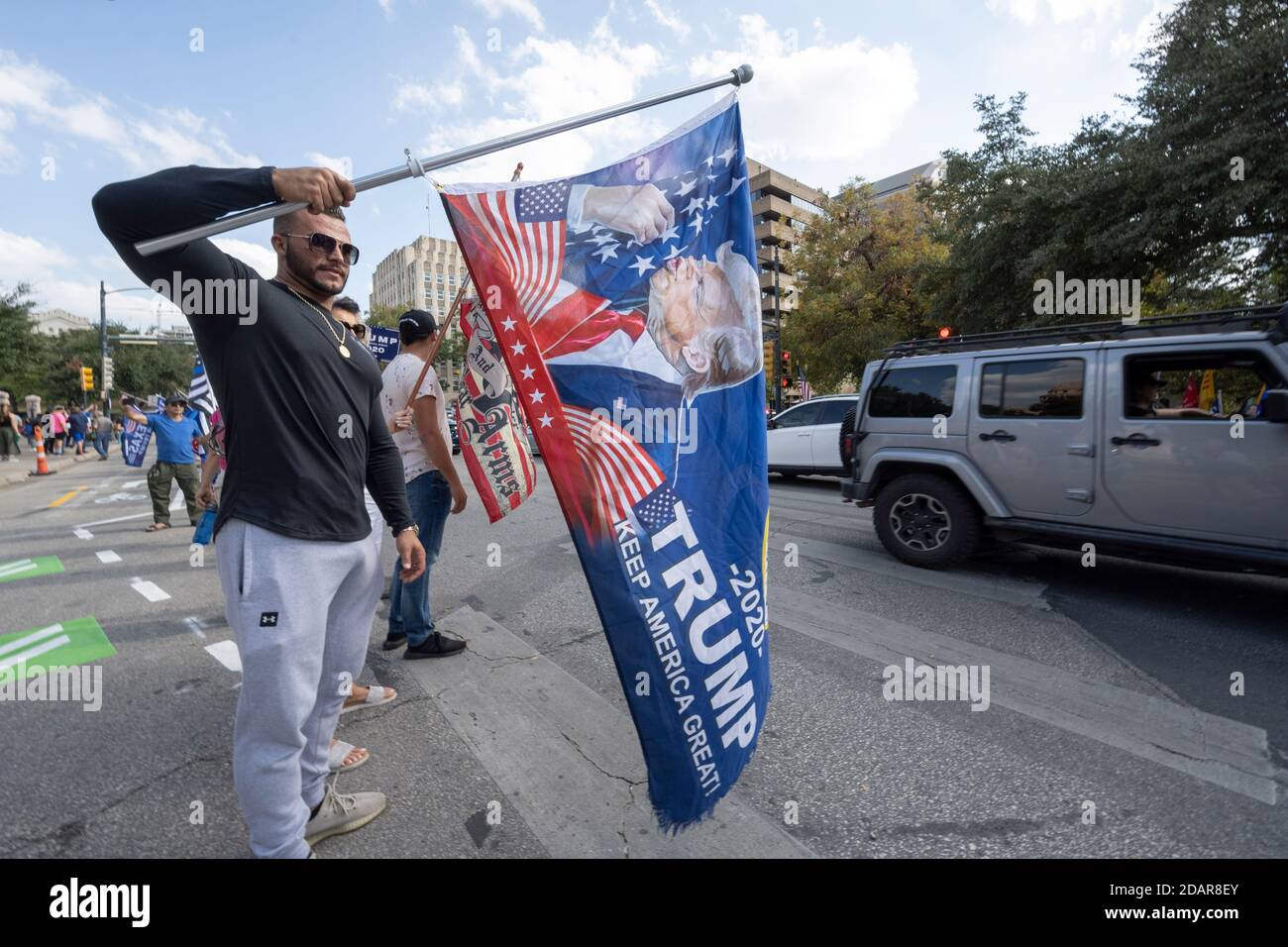 Austin, TX USA 14 novembre 2020: Plusieurs centaines de partisans du Presc. Donald Trump se rassemblent près du Texas Capitol, adamant que le président ne doit pas concéder à Joe Biden tant que les cas de fraude électorale ne sont pas examinés et que tous les votes ne sont pas comptés. Jusqu'à présent, aucun cas généralisé de vote illégal n'a surgi près de deux semaines après les élections. Crédit : Bob Daemmrich/Alay Live News Banque D'Images