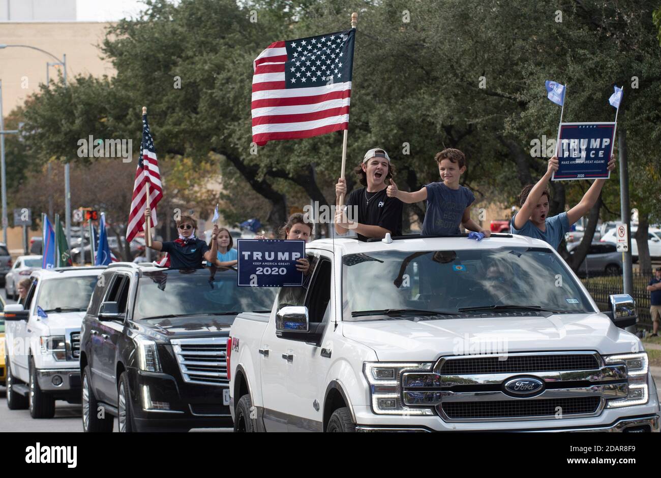 Austin, TX États-Unis 14 novembre 2020 : une « parade de Trump » de voitures et de camions conduit près du capitole du Texas comme plusieurs centaines de partisans du Presc. Donald Trump, se rallient en faveur de sa position de ne pas concéder à Joe Biden jusqu'à ce que les cas de fraude électorale soient enquêtés et que tous les votes soient comptés. Jusqu'à présent, aucun cas généralisé de vote illégal n'a surgi près de deux semaines après les élections. Crédit : Bob Daemmrich/Alay Live News Banque D'Images