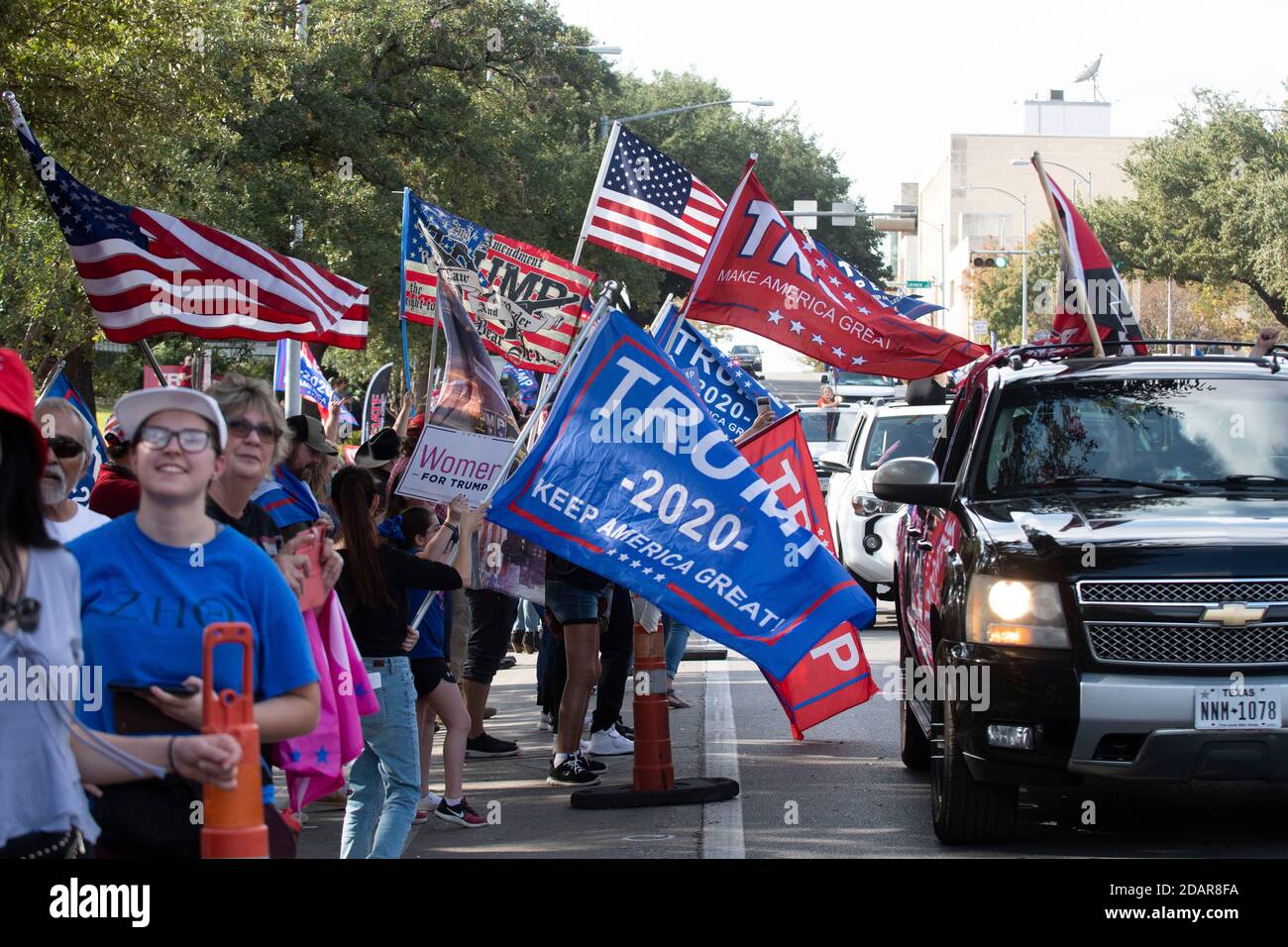 Austin, TX États-Unis 14 novembre 2020 : une « parade de Trump » de voitures et de camions conduit près du capitole du Texas comme plusieurs centaines de partisans du Presc. Donald Trump, se rallient en faveur de sa position de ne pas concéder à Joe Biden jusqu'à ce que les cas de fraude électorale soient enquêtés et que tous les votes soient comptés. Jusqu'à présent, aucun cas généralisé de vote illégal n'a surgi près de deux semaines après les élections. Crédit : Bob Daemmrich/Alay Live News Banque D'Images