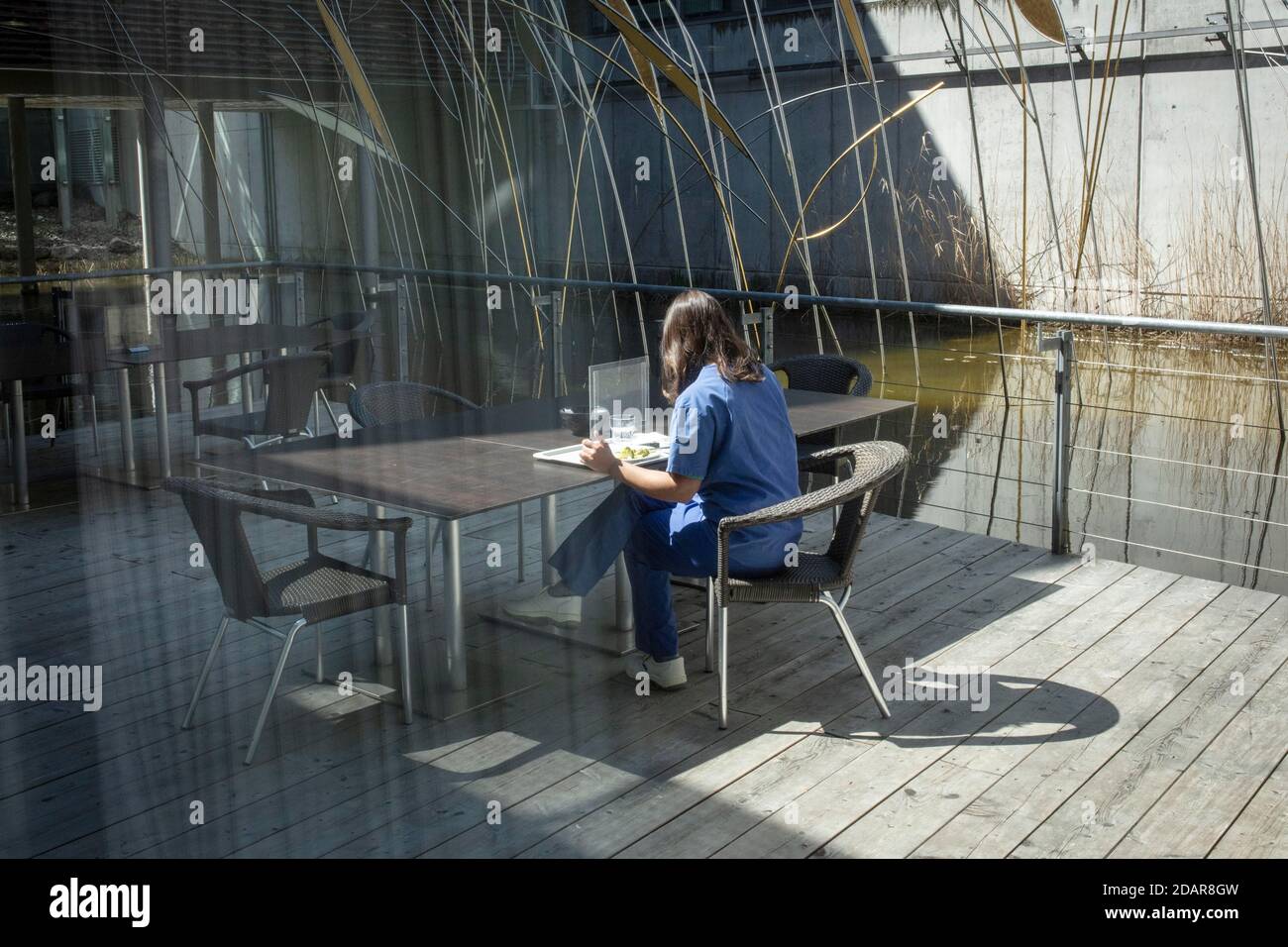 Employée de l'hôpital dans la cantine pendant sa pause déjeuner, Agatharied Hospital, Agatharied, Bavière, Allemagne Banque D'Images