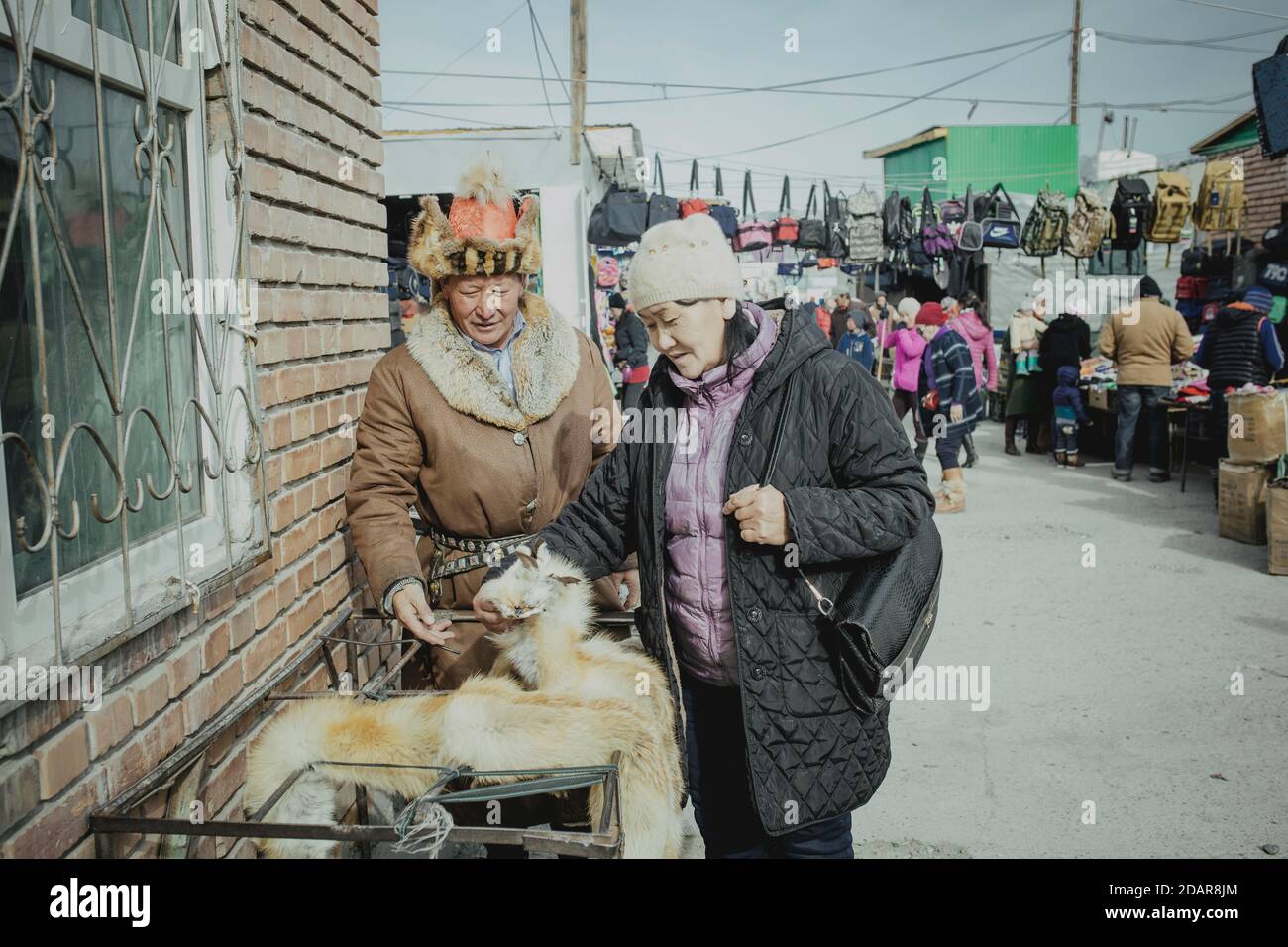 Chasseur d'aigles Bashakhan SPAI au bazar vendant ses fourrures de renard, Kisil Tschar, Olgii, Mongolie Banque D'Images
