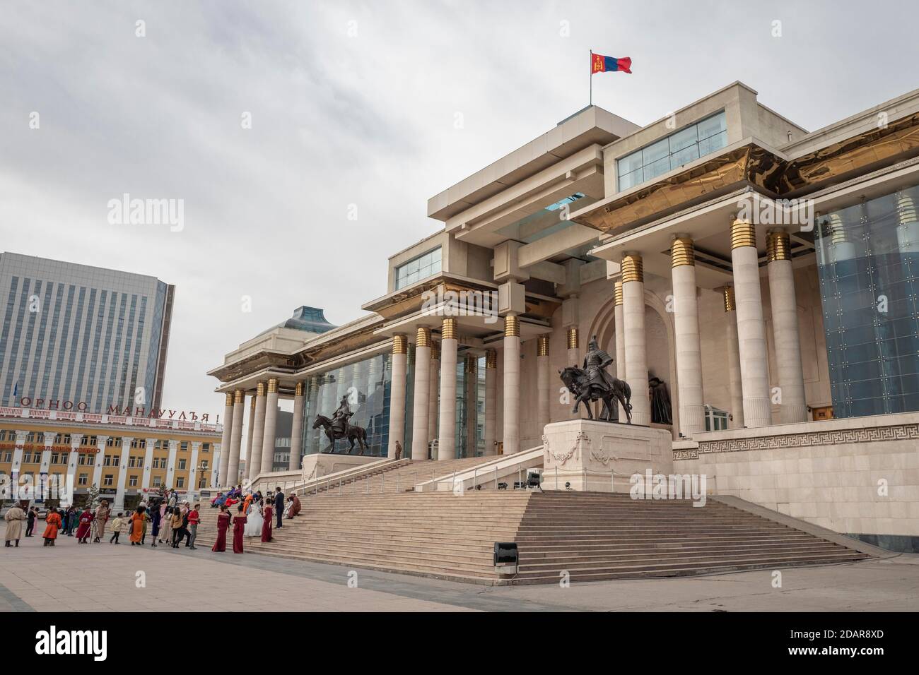 Bâtiment du Parlement sur la place Sukhbaatar avec le monument Gengis Khan, centre d'Oulan Bator, Mongolie Banque D'Images