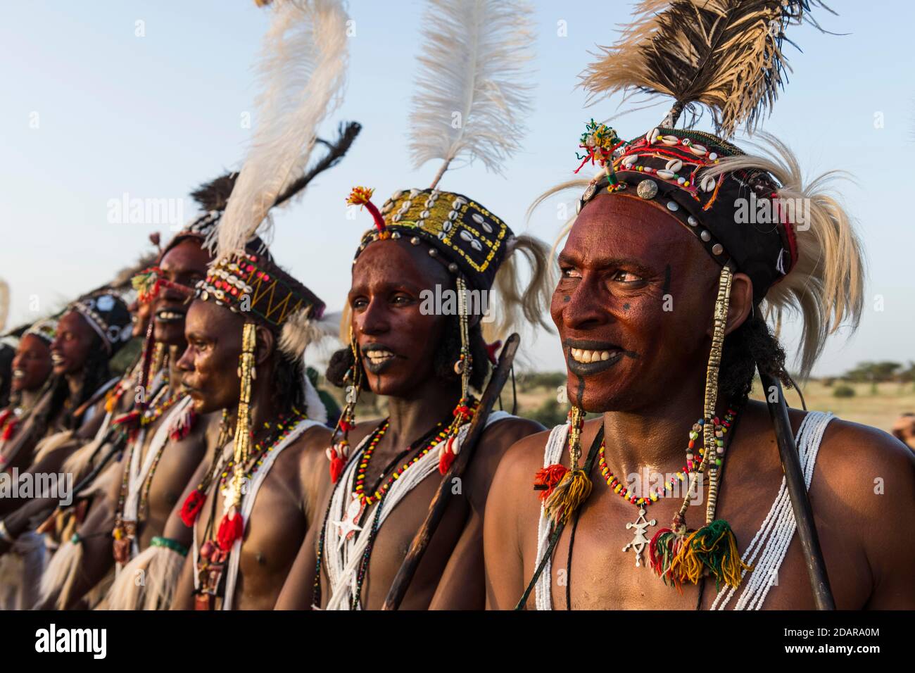 Wodaabe-Bororo hommes avec des visages peints au festival annuel de Gerewol, concours rituel de la cour parmi le peuple de Fula de Woodaabe, Niger Banque D'Images