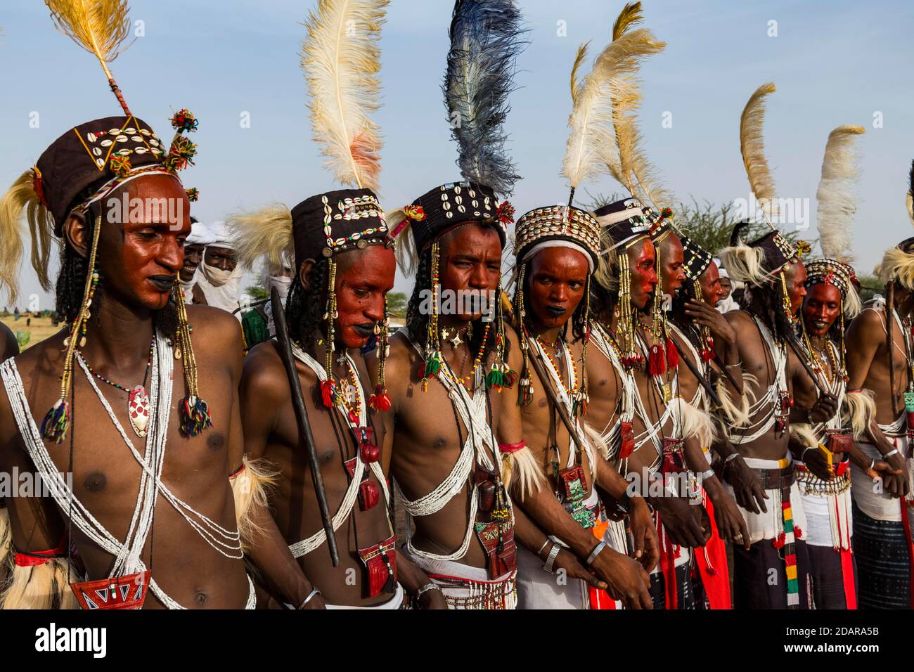Wodaabe-Bororo hommes avec des visages peints au festival annuel de Gerewol, concours rituel de la cour parmi le peuple de Fula de Woodaabe, Niger Banque D'Images