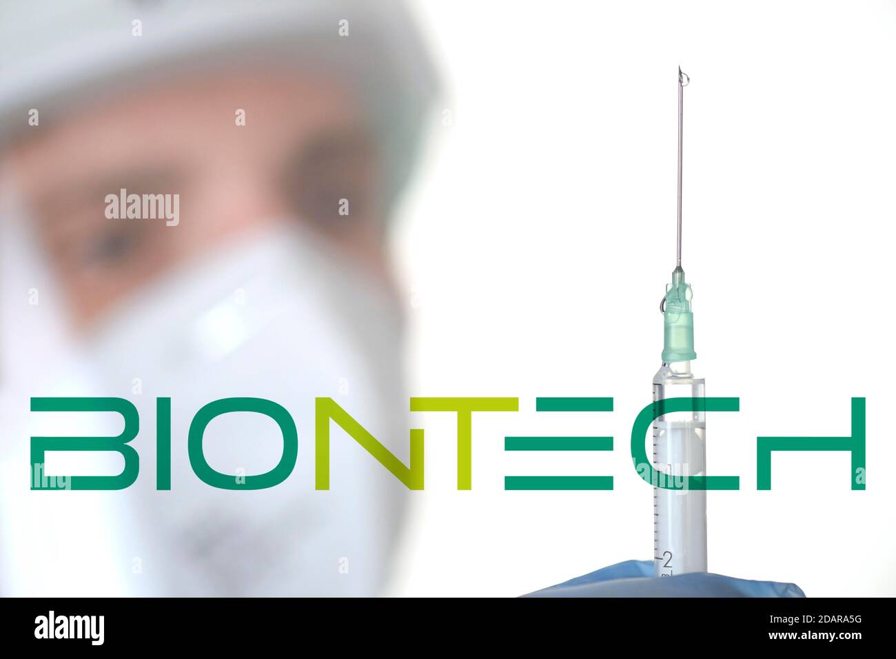 Image symbole vaccin Corona de BIONTECH, homme avec seringue, crise corona, Bade-Wurtemberg, Allemagne Banque D'Images