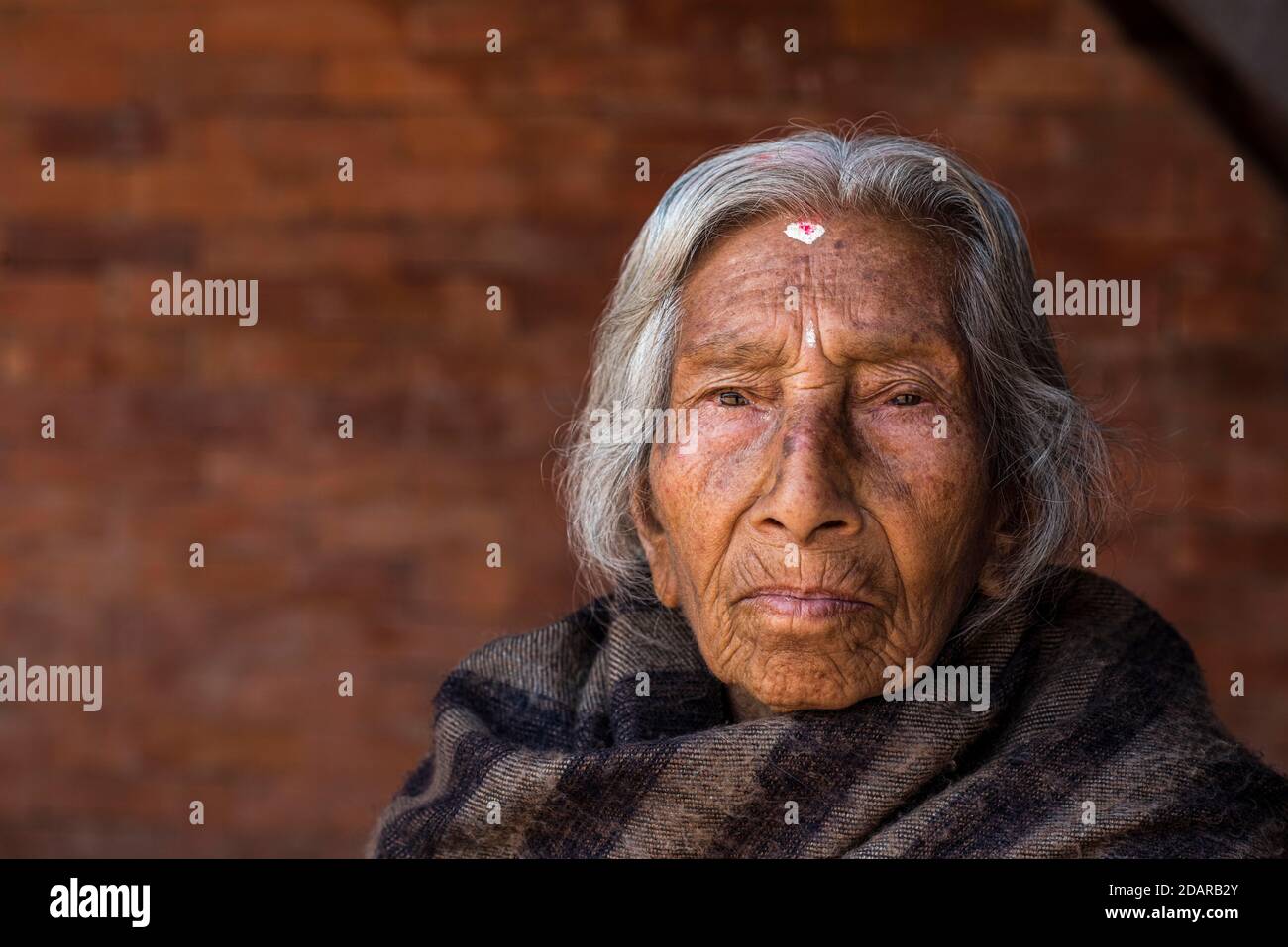 Portrait d'une ancienne femme hindoue enveloppée dans une couverture, Bhaktapur, Katmandou Valley, Népal Banque D'Images