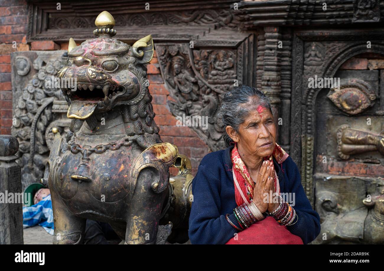 Portrait d'une femme, hindoue, devant le temple hindou de Bairavnath, mains pliées pour l'accueil Namaste, Bhaktapur, vallée de Katmandou, Népal Banque D'Images