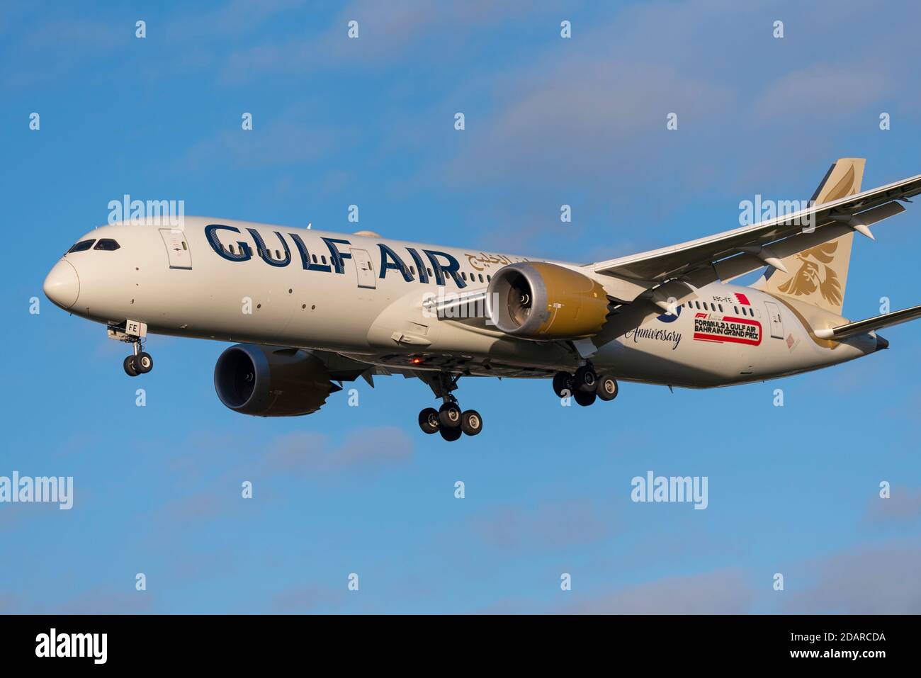 Gulf Air Boeing 787 Dreamliner avion de ligne A9C-FE sur l'approche de la terre à l'aéroport de Londres Heathrow, Royaume-Uni, pendant le confinement de la COVID 19. Bahreïn GP Banque D'Images