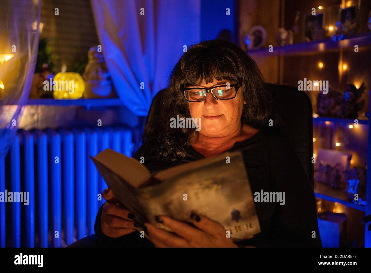 Lire un livre sur le réchauffement de l'esprit Banque D'Images